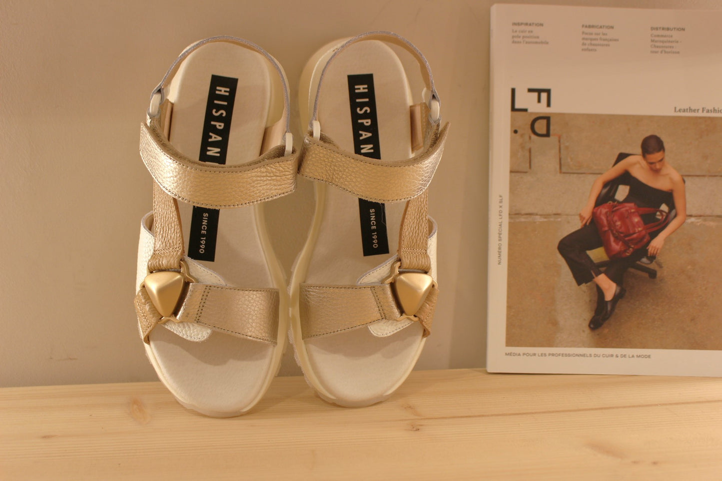 Sandales HISPANITAS en cuir en cuir grainé de couleur amande et blanc. Brides métallisées platine