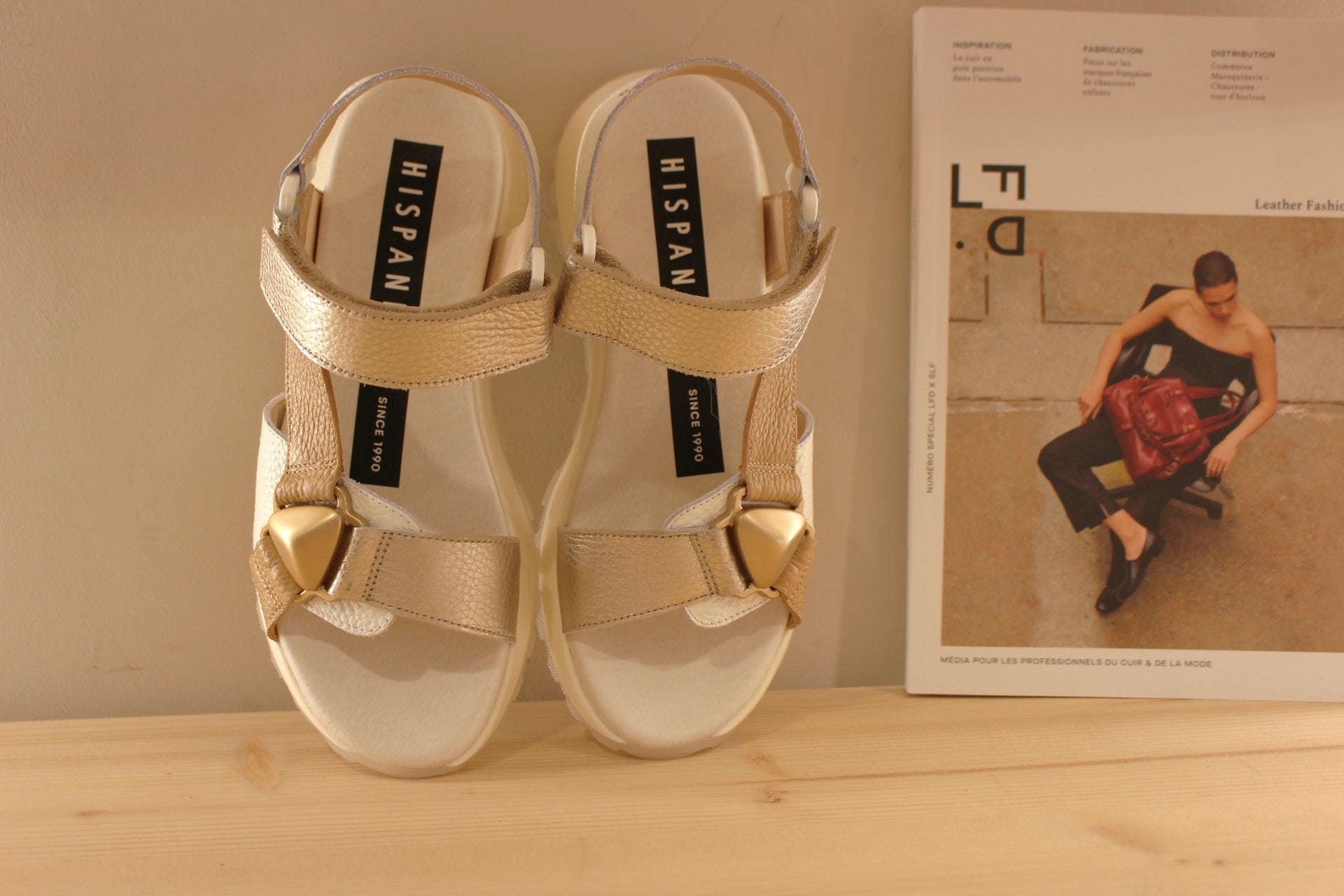 Sandales HISPANITAS en cuir en cuir grainé de couleur amande et blanc. Brides métallisées platine