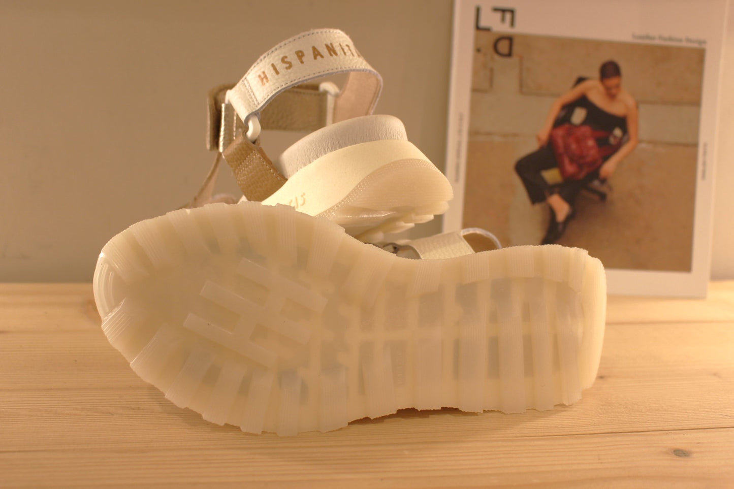 Sandales HISPANITAS en cuir en cuir grainé de couleur amande et blanc. Brides métallisées platine