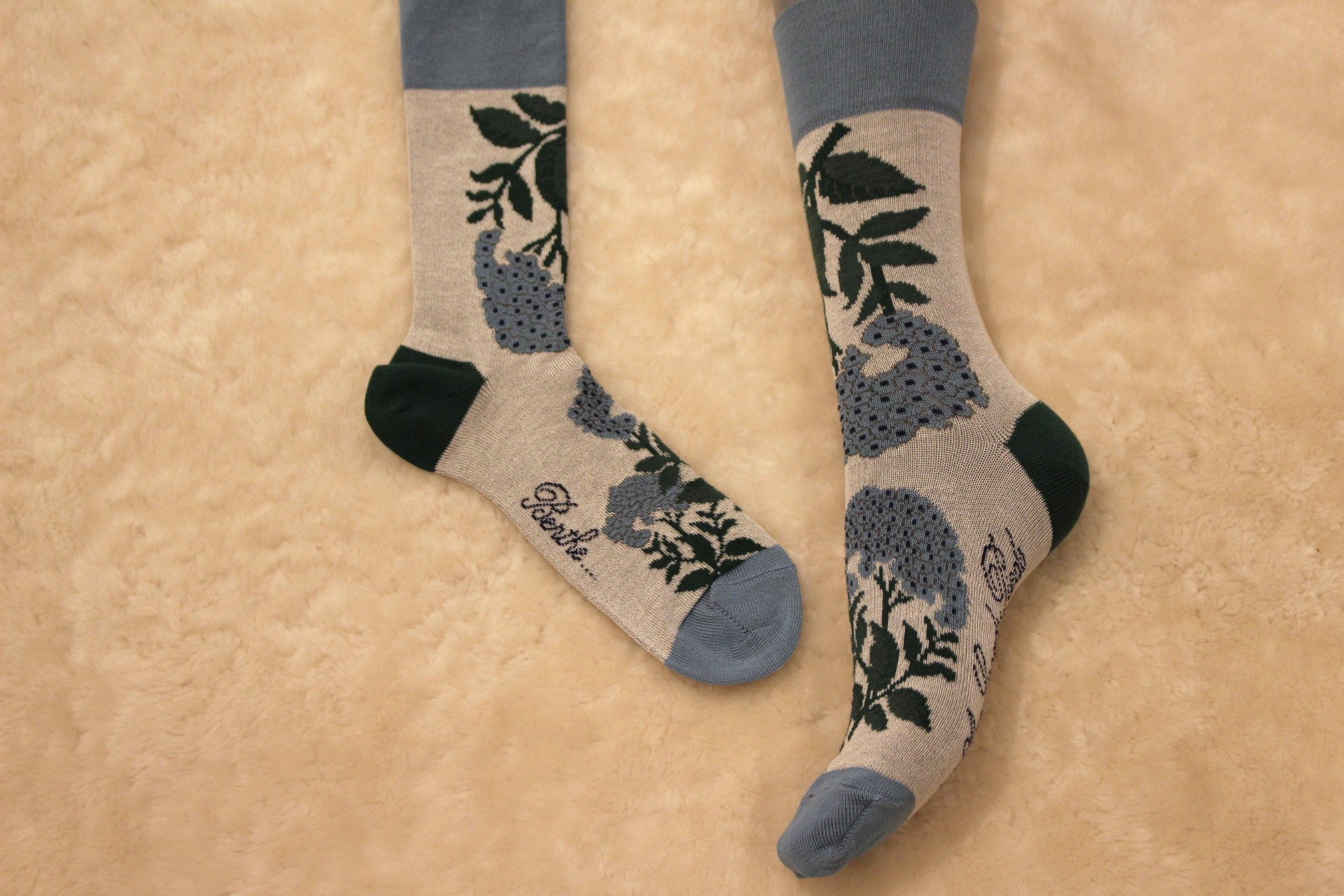 Chaussettes BERTHE AUX GRANDS PIEDS. Fabrication Française. Chaussettes femme en fil d'écosse et coton Fleurs