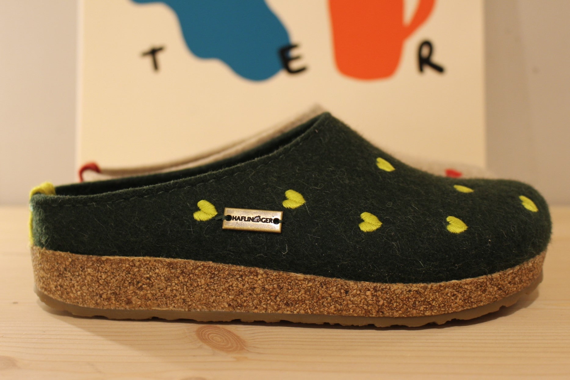 Chaussons haflinger, coupe sabot en pur laine de couleur beige avec des coeurs rouge ou de couleur verte avec des coeurs citron vert.