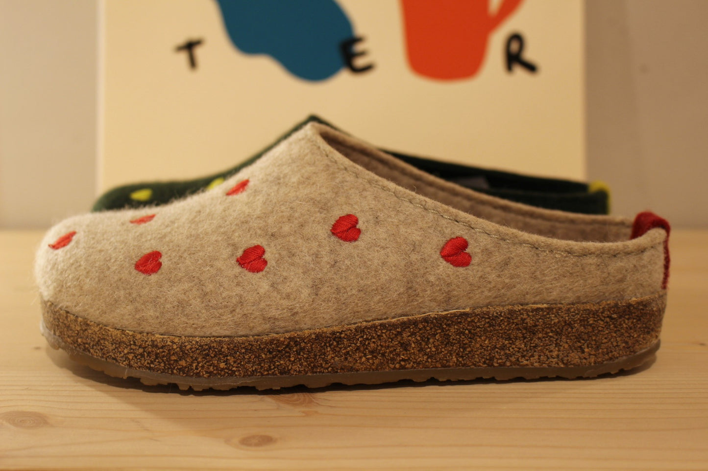 Chaussons haflinger, coupe sabot en pur laine de couleur beige avec des coeurs rouge ou de couleur verte avec des coeurs citron vert.