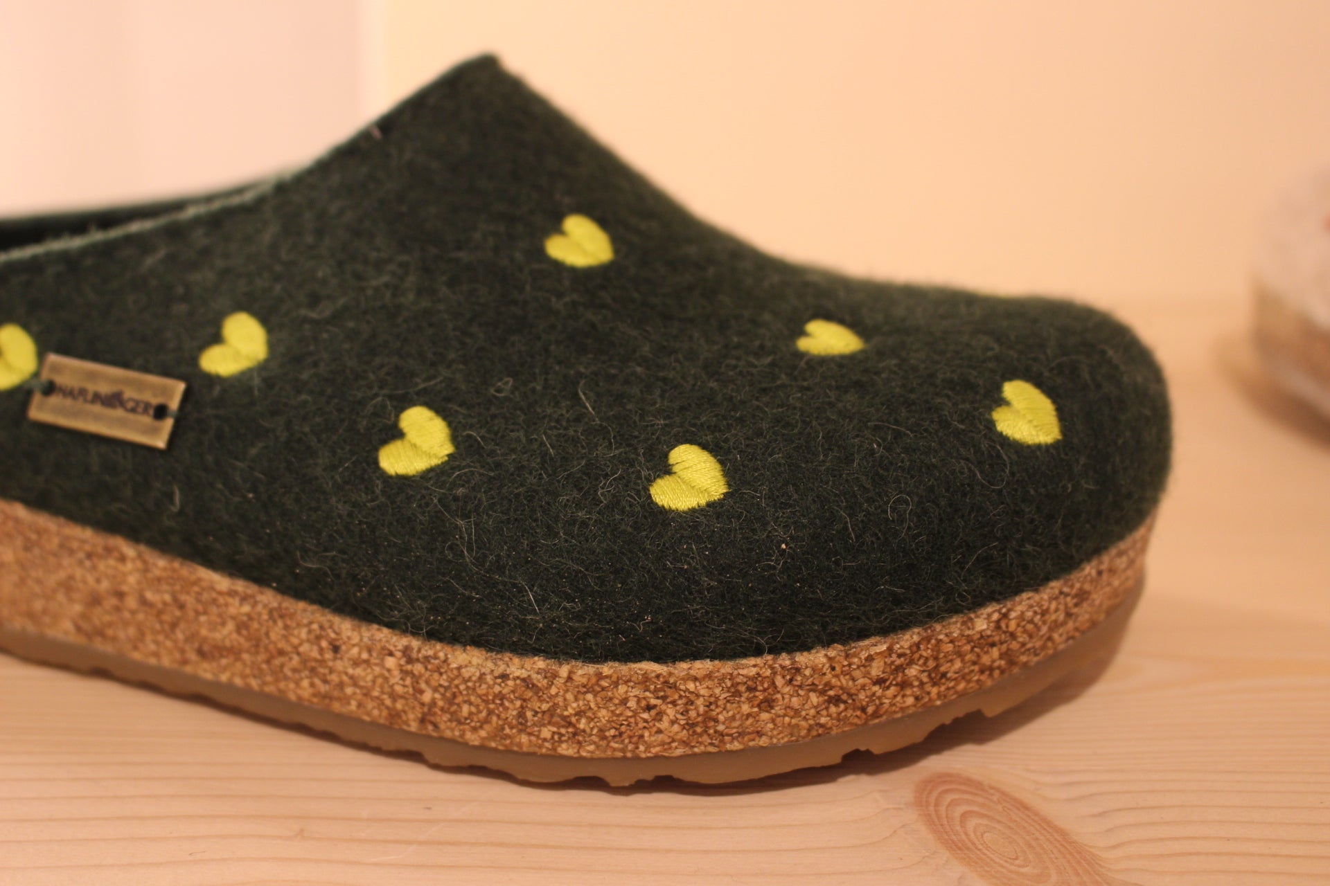 Chaussons haflinger, coupe sabot en pur laine de couleur beige avec des coeurs rouge ou de couleur verte avec des coeurs citron vert.