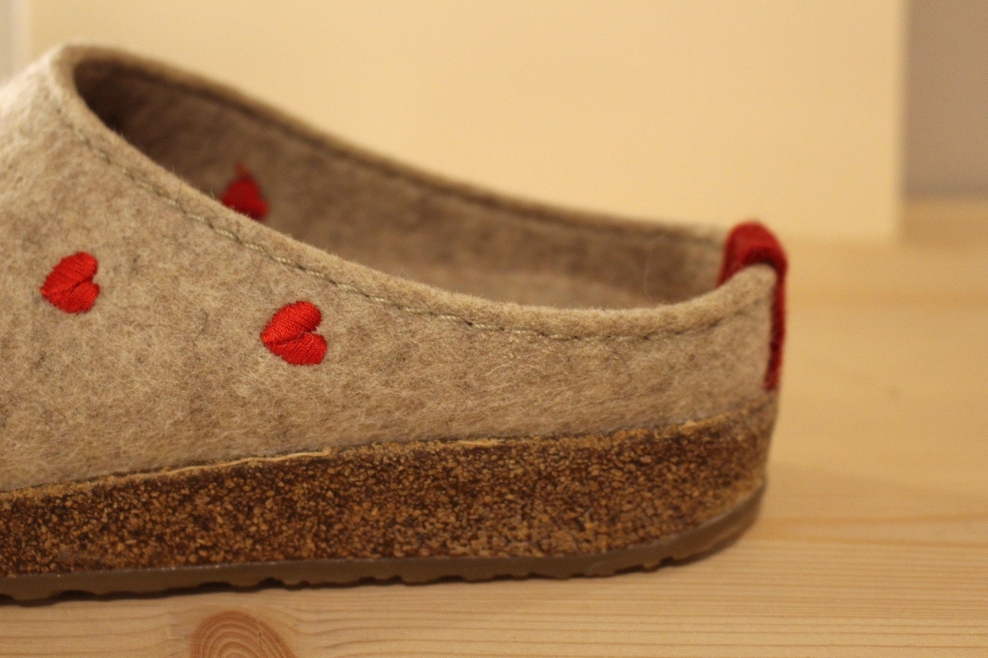 Chaussons haflinger, coupe sabot en pur laine de couleur beige avec des coeurs rouge ou de couleur verte avec des coeurs citron vert.