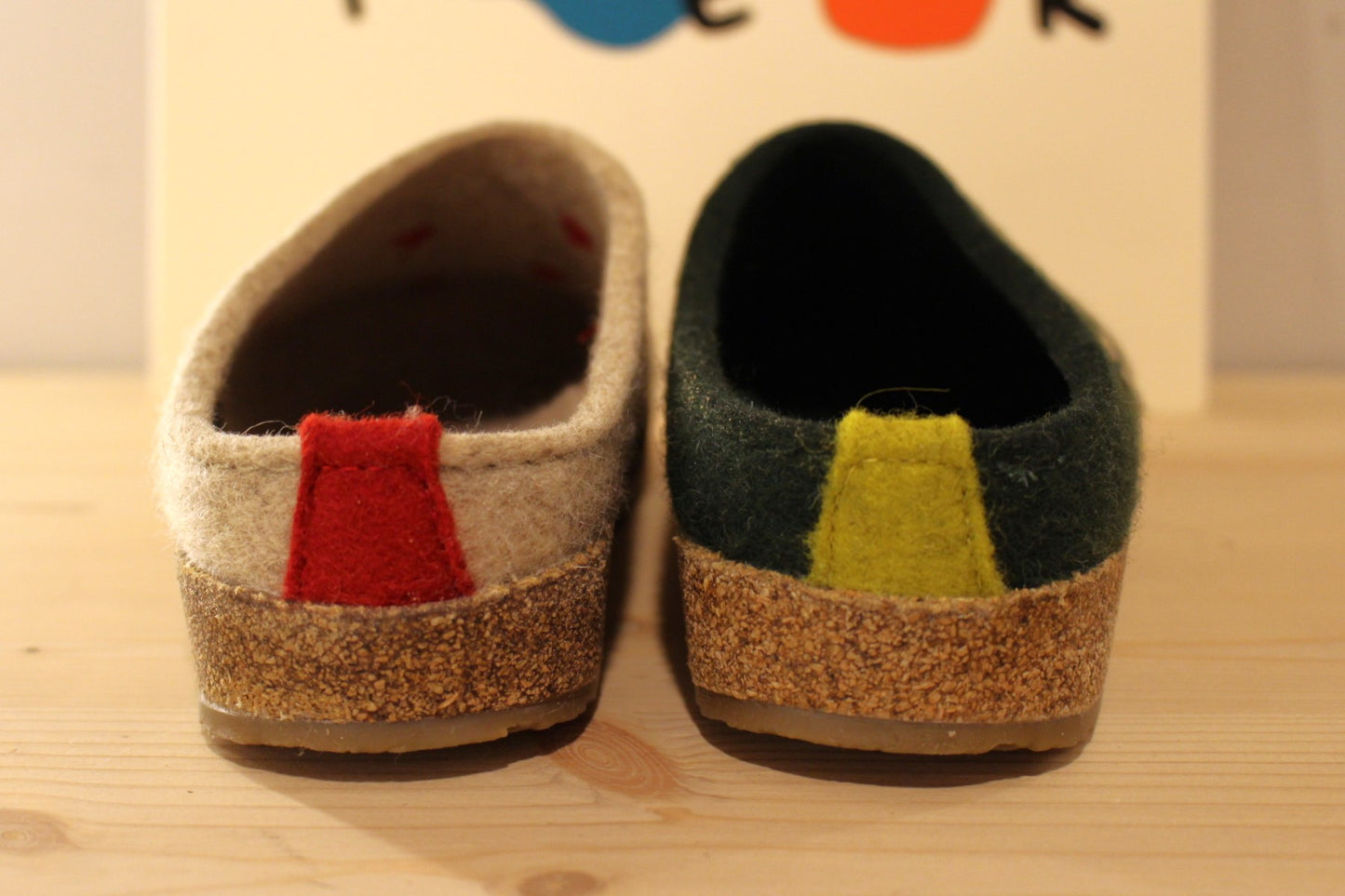 Chaussons haflinger, coupe sabot en pur laine de couleur beige avec des coeurs rouge ou de couleur verte avec des coeurs citron vert.