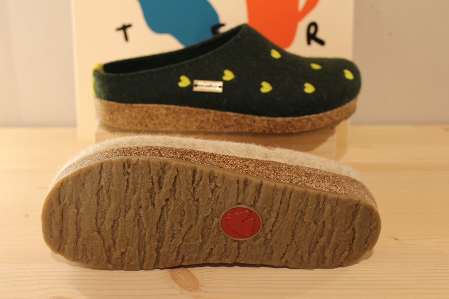 Chaussons haflinger, coupe sabot en pur laine de couleur beige avec des coeurs rouge ou de couleur verte avec des coeurs citron vert.