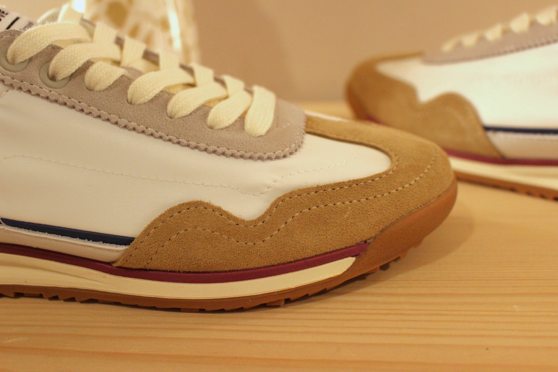 Chaussure Schmoove - Camden. Marque française. Basket en croûte de cuir velours beige et gris. Cuir lisse bleu marine sur l'arrière. 