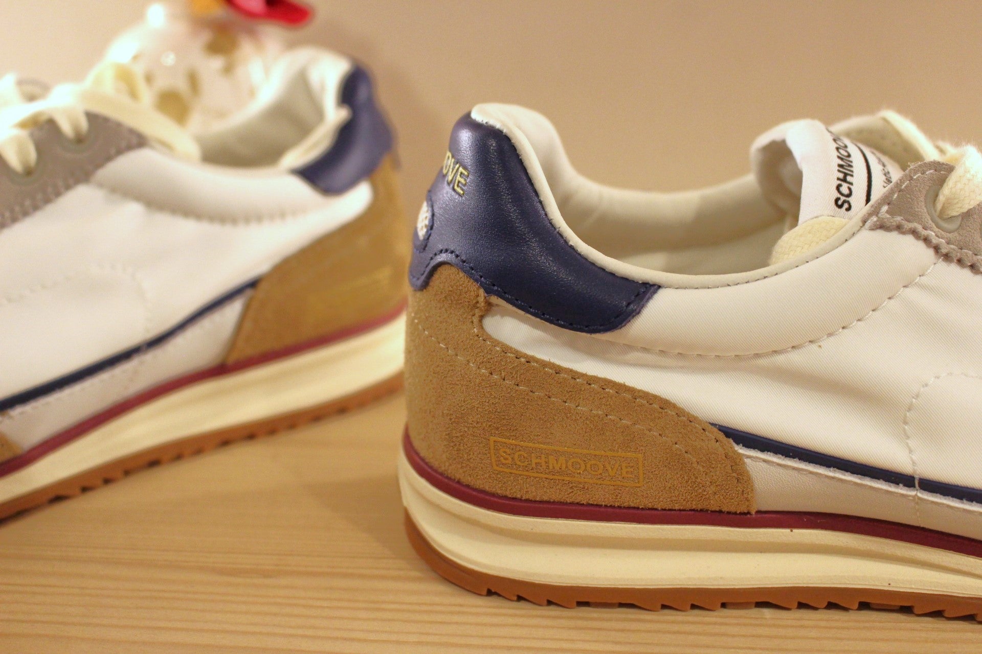 Chaussure Schmoove - Camden. Marque française. Basket en croûte de cuir velours beige et gris. Cuir lisse bleu marine sur l'arrière. 