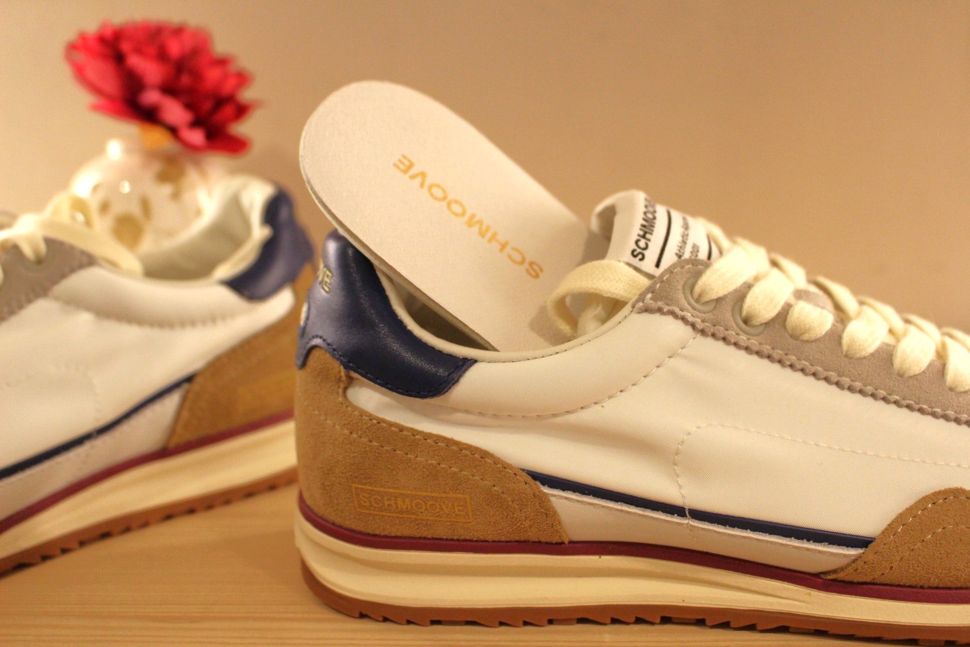 Chaussure Schmoove - Camden. Marque française. Basket en croûte de cuir velours beige et gris. Cuir lisse bleu marine sur l'arrière. 