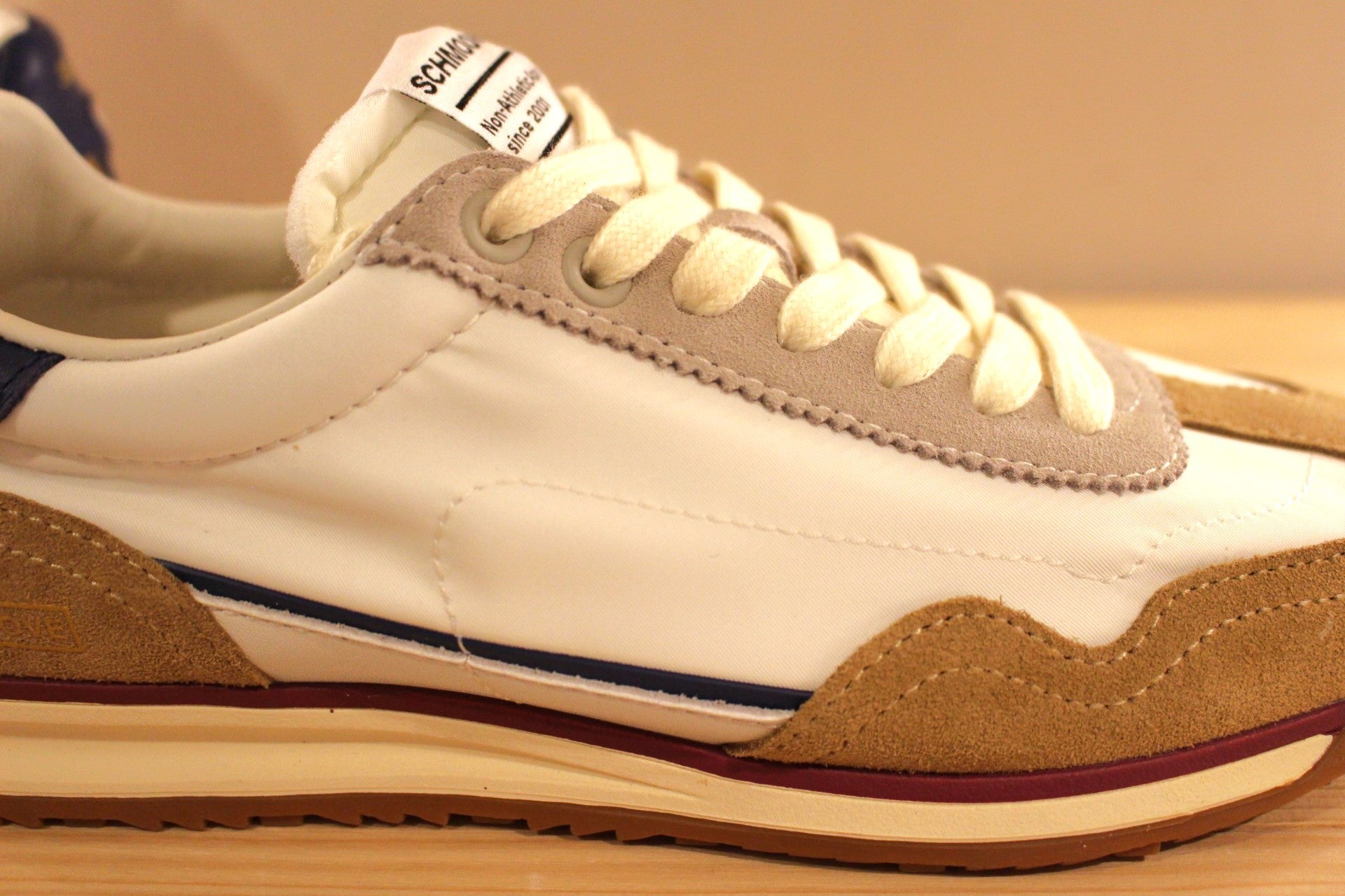 Chaussure Schmoove - Camden. Marque française. Basket en croûte de cuir velours beige et gris. Cuir lisse bleu marine sur l'arrière. 