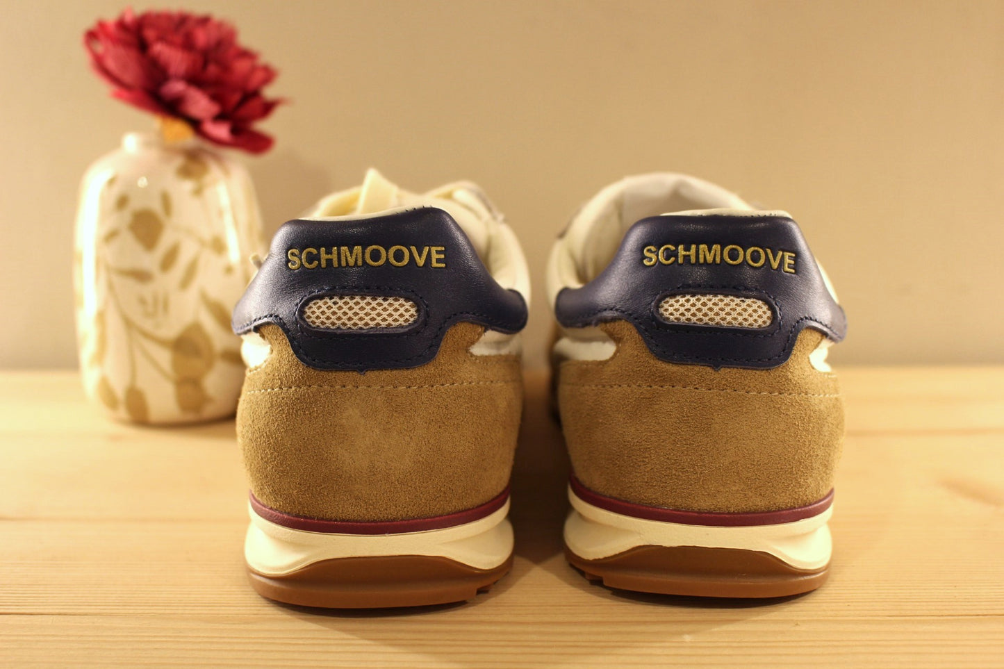 Chaussure Schmoove - Camden. Marque française. Basket en croûte de cuir velours beige et gris. Cuir lisse bleu marine sur l'arrière. 