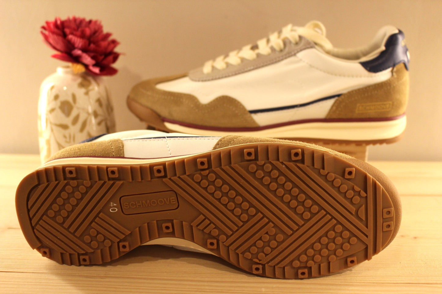 Chaussure Schmoove - Camden. Marque française. Basket en croûte de cuir velours beige et gris. Cuir lisse bleu marine sur l'arrière. 