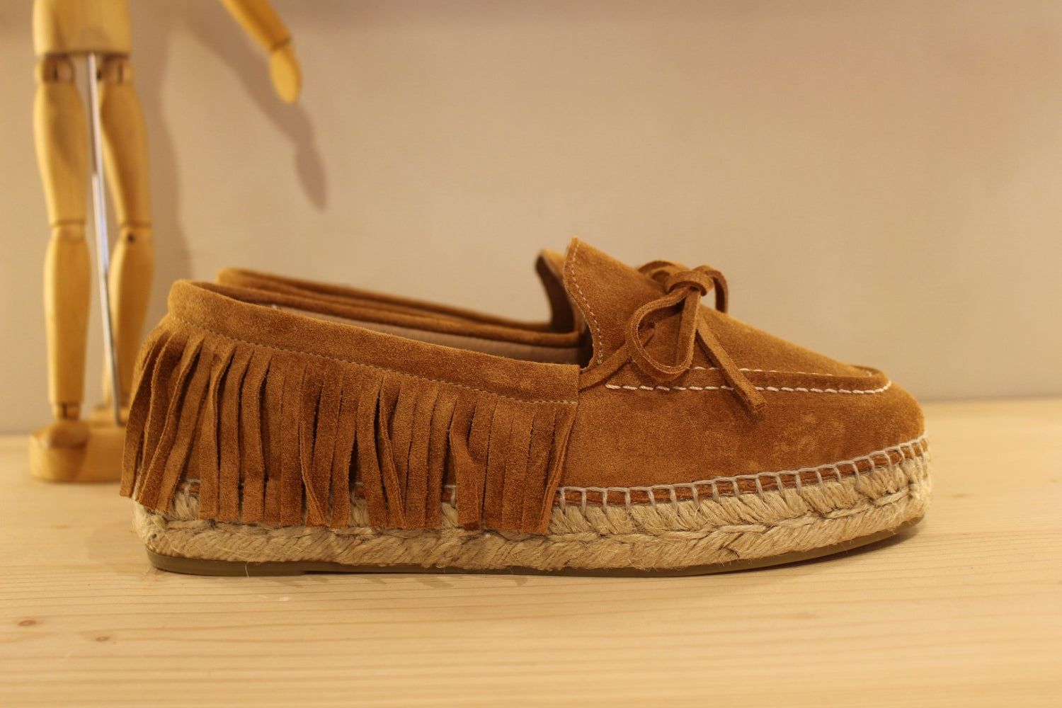 Mocassin thème indien en cuir velours marron à franges et semelles corde GAIMO