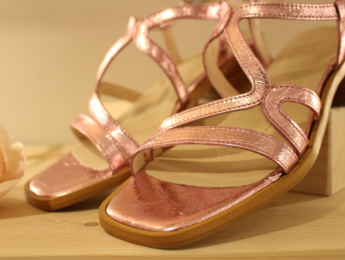 Sandale en cuir métallisé rose petit talon WONDERS
