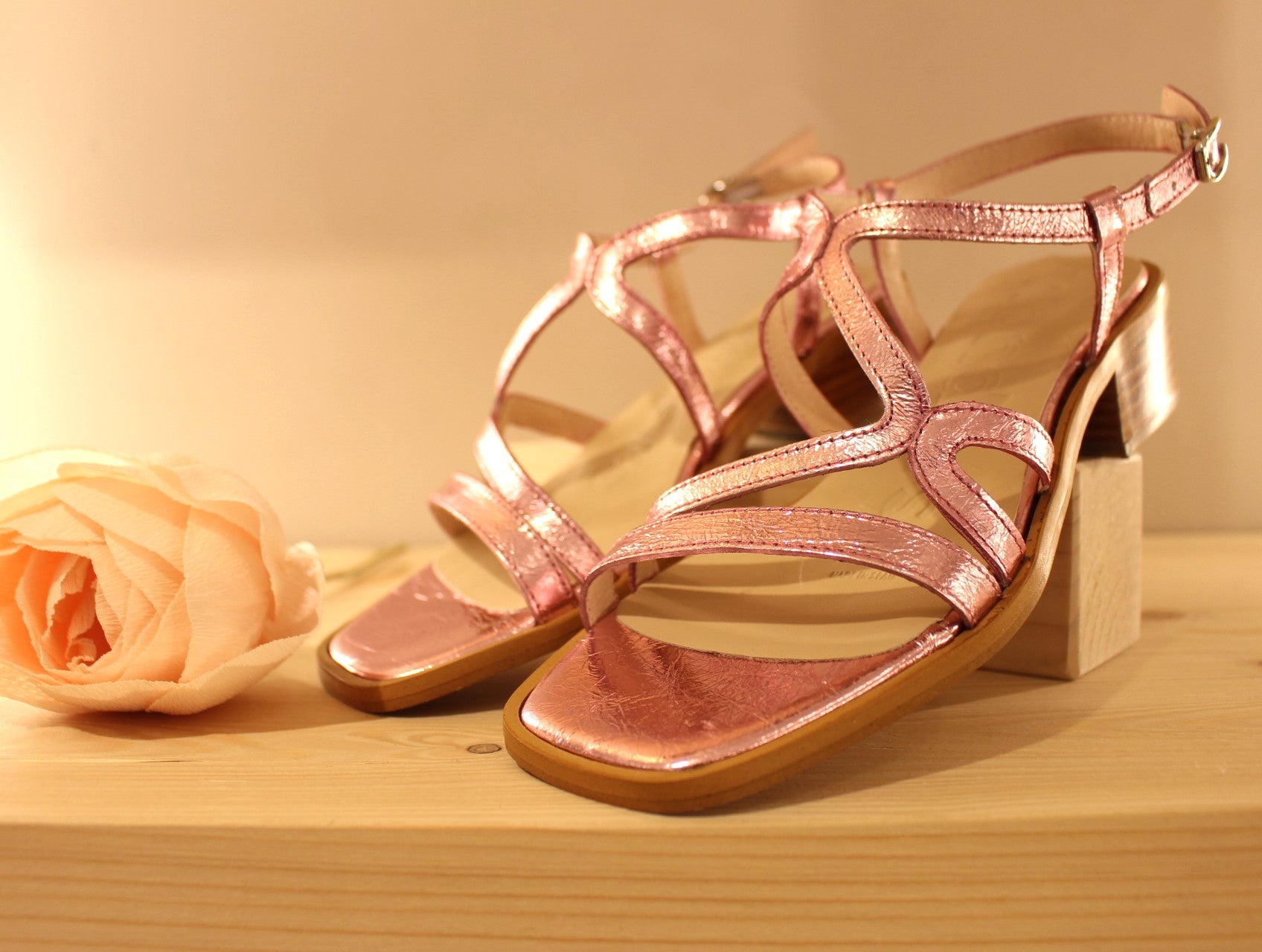 Sandale en cuir métallisé rose petit talon WONDERS
