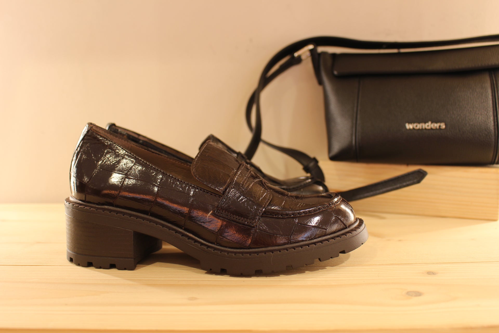 Mocassins WONDERS en cuir vernis aspect croco de couleur noir ou de couleur chocolat. Barette coup de pied ton sur ton.