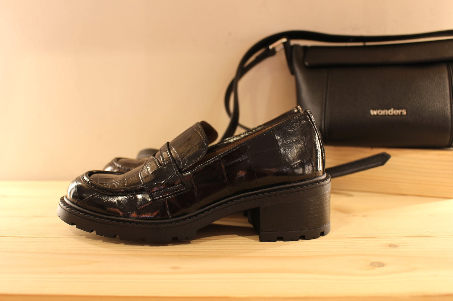 Mocassins WONDERS en cuir vernis aspect croco de couleur noir ou de couleur chocolat. Barette coup de pied ton sur ton.