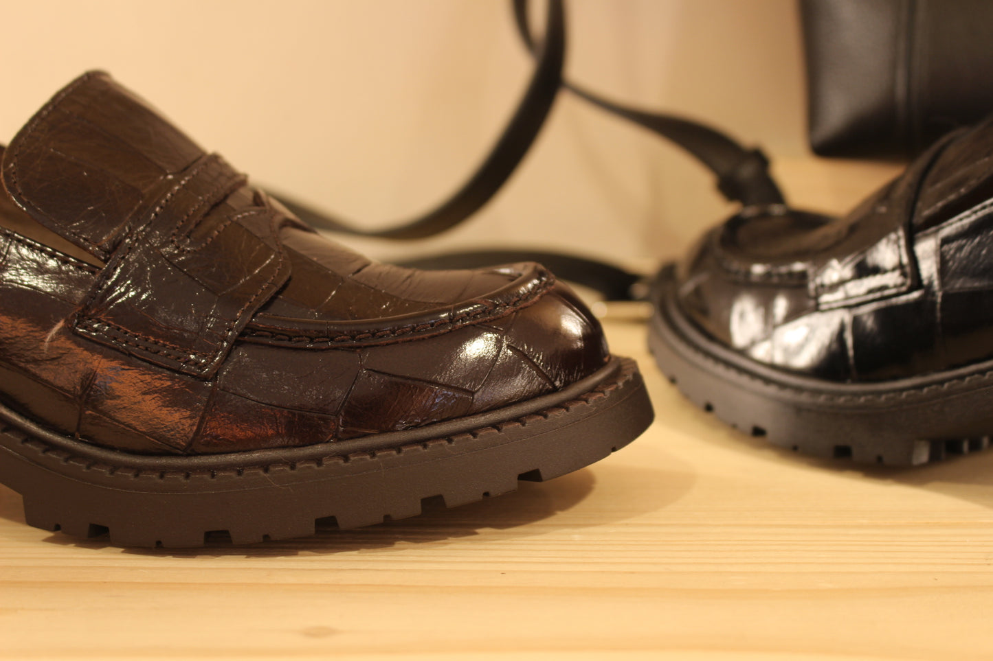 Mocassins WONDERS en cuir vernis aspect croco de couleur noir ou de couleur chocolat. Barette coup de pied ton sur ton.