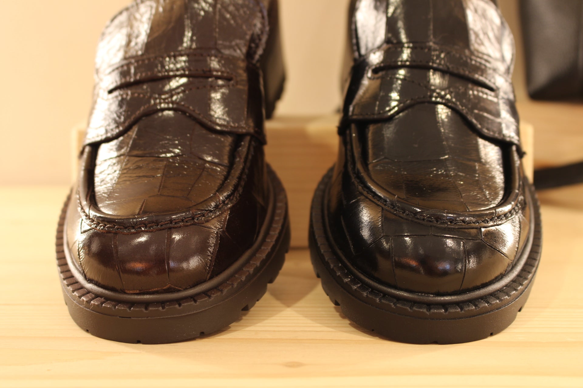 Mocassins WONDERS en cuir vernis aspect croco de couleur noir ou de couleur chocolat. Barette coup de pied ton sur ton.