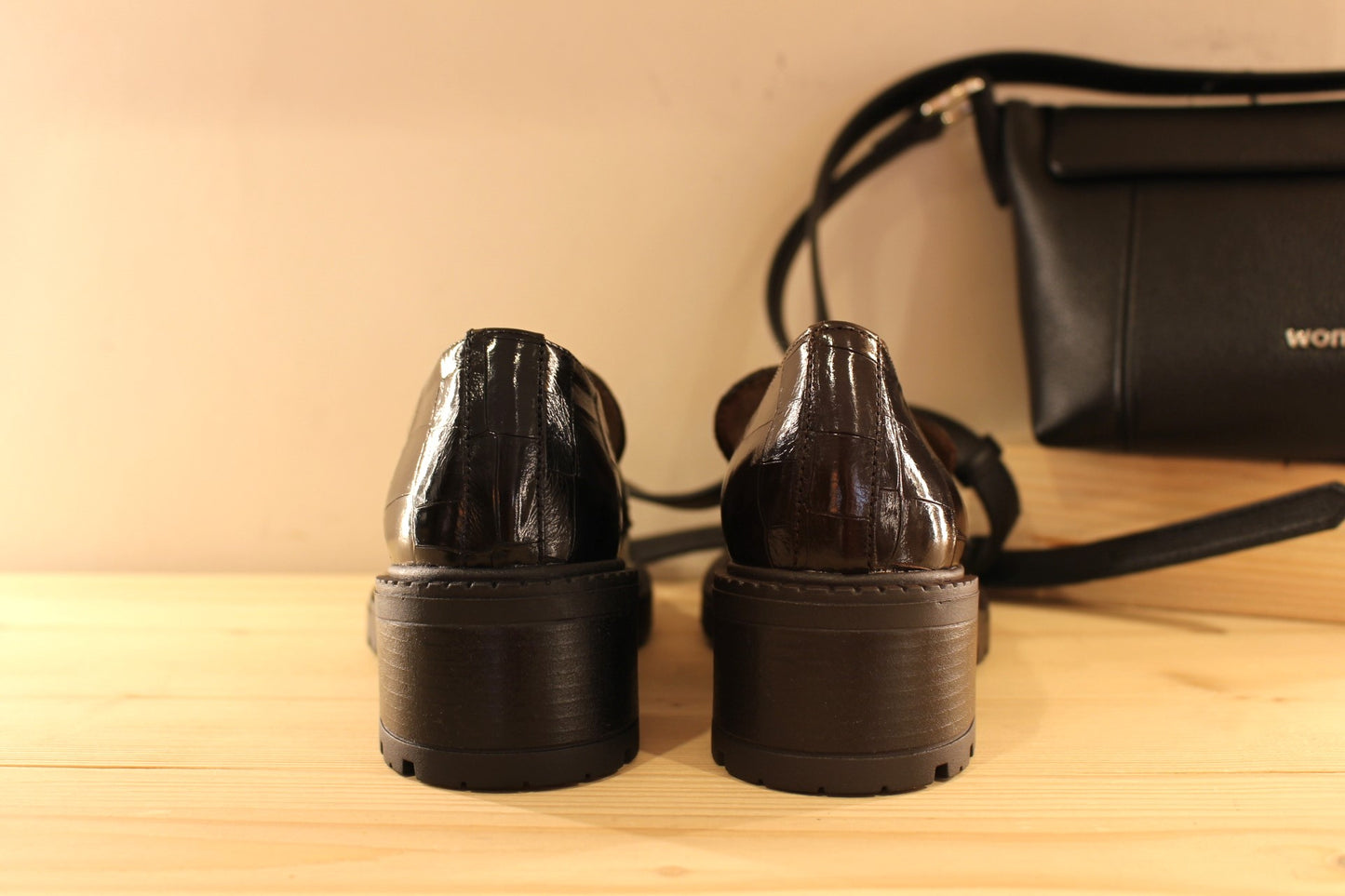 Mocassins WONDERS en cuir vernis aspect croco de couleur noir ou de couleur chocolat. Barette coup de pied ton sur ton.
