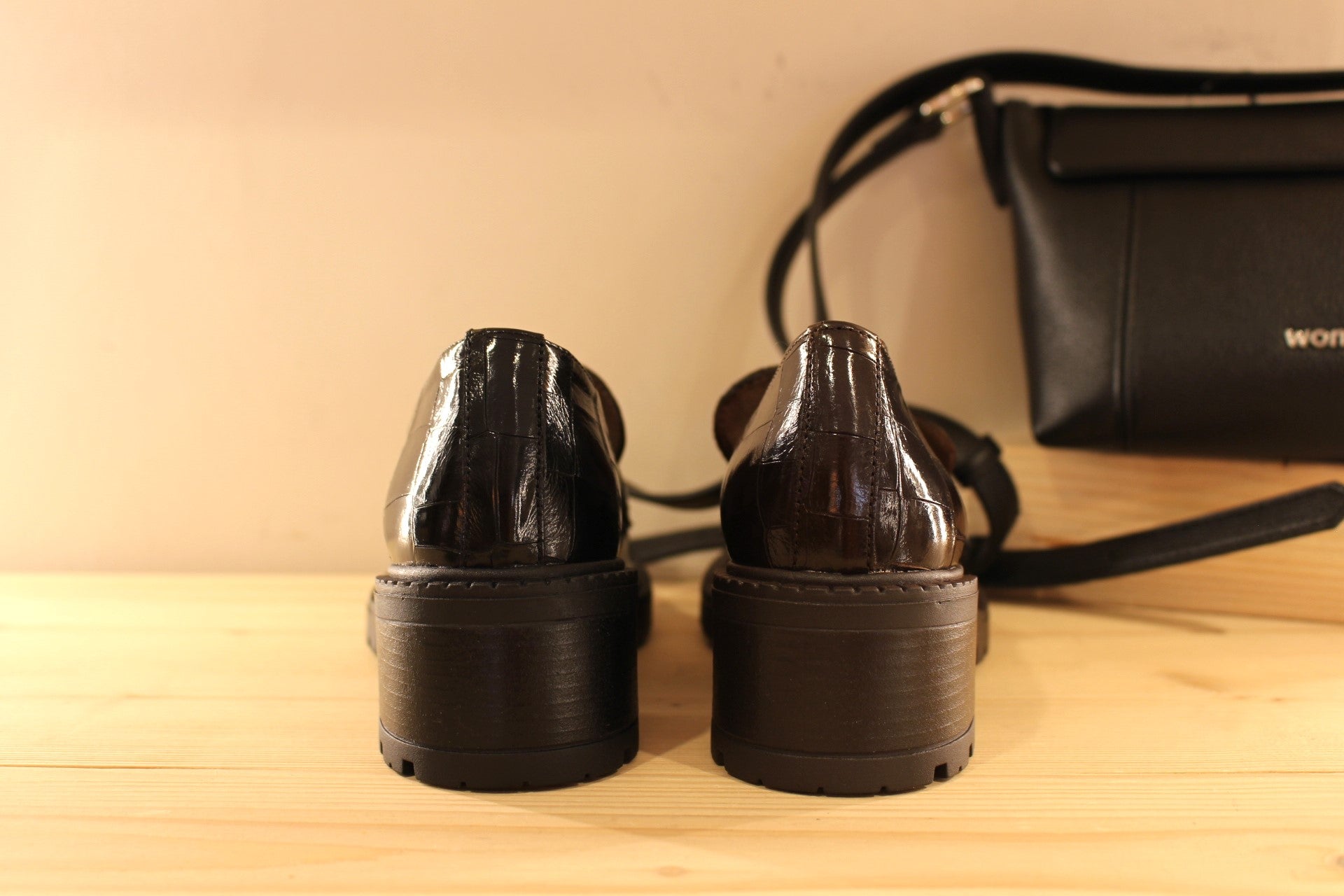 Mocassins WONDERS en cuir vernis aspect croco de couleur noir ou de couleur chocolat. Barette coup de pied ton sur ton.