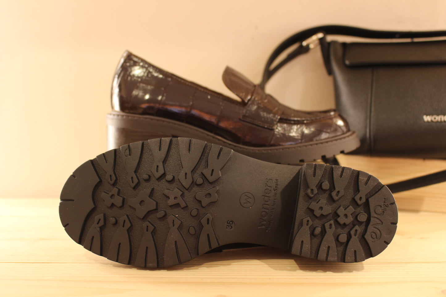 Mocassins WONDERS en cuir vernis aspect croco de couleur noir ou de couleur chocolat. Barette coup de pied ton sur ton.