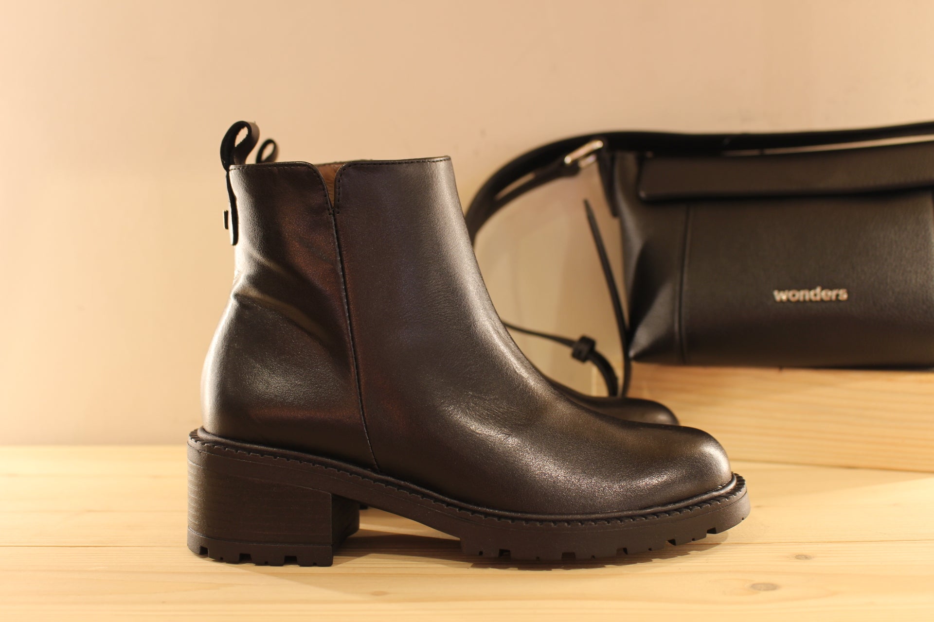 Bottines WONDERS en cuir de couleur noir. Zip du côté interne. Tige de 14 cm. Chaussures doublées cuir et semelle interne à mémoire de forme.