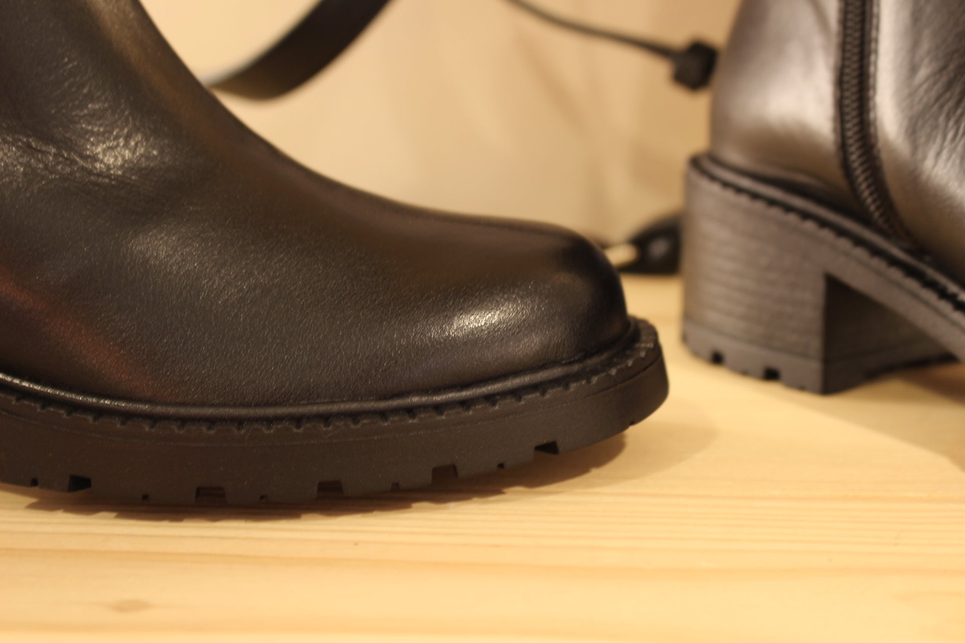 Bottines WONDERS en cuir de couleur noir. Zip du côté interne. Tige de 14 cm. Chaussures doublées cuir et semelle interne à mémoire de forme.