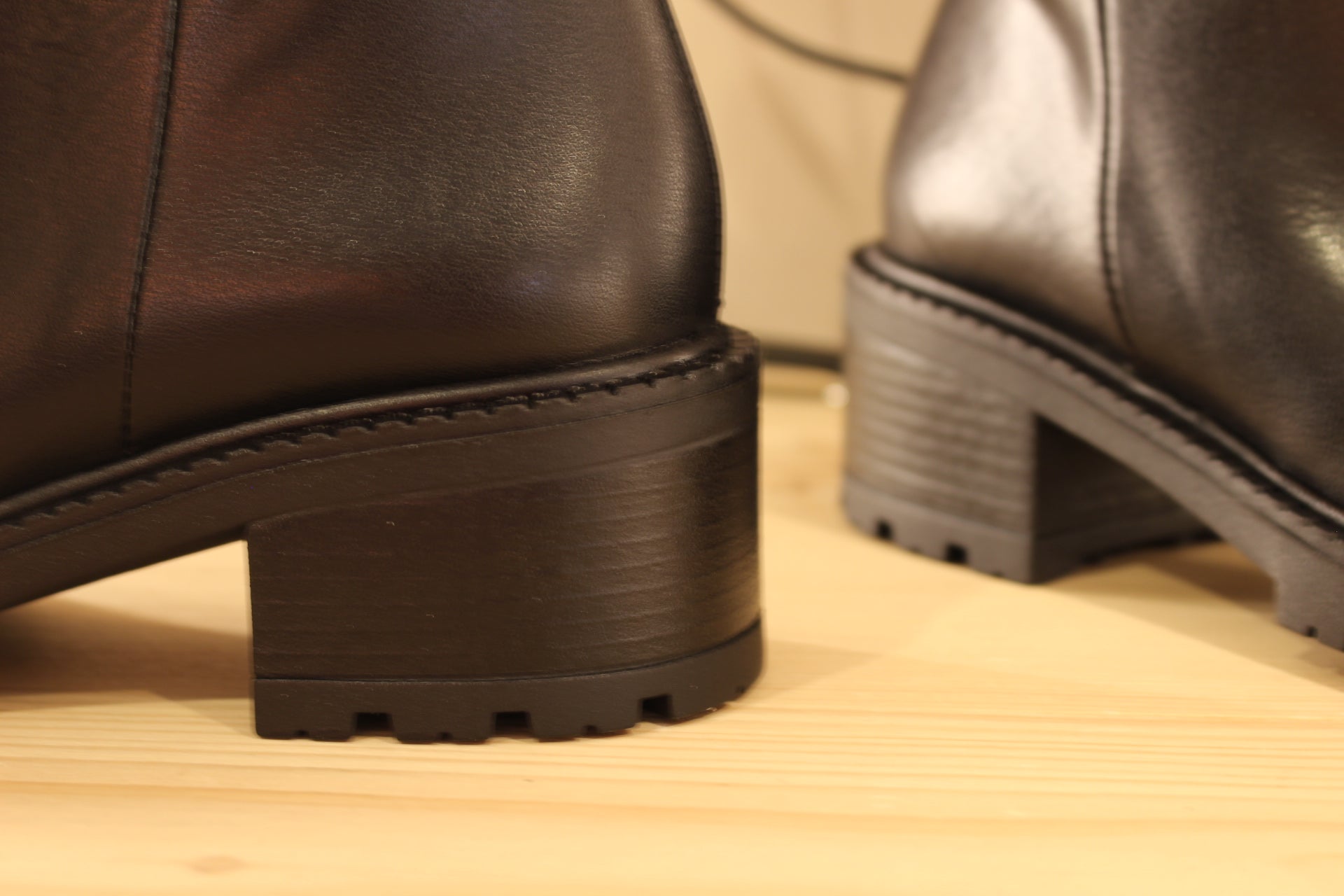Bottines WONDERS en cuir de couleur noir. Zip du côté interne. Tige de 14 cm. Chaussures doublées cuir et semelle interne à mémoire de forme.