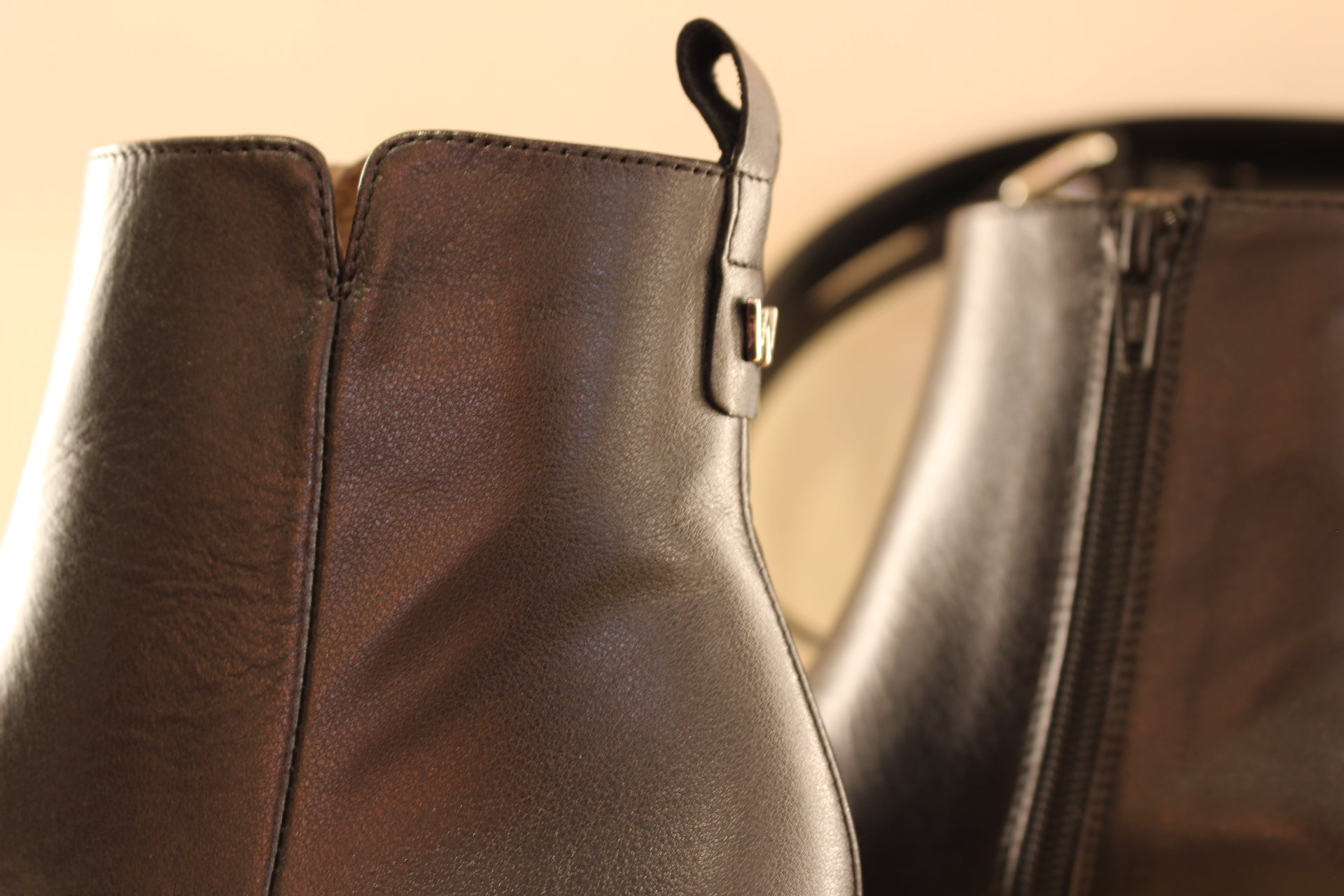 Bottines WONDERS en cuir de couleur noir. Zip du côté interne. Tige de 14 cm. Chaussures doublées cuir et semelle interne à mémoire de forme.