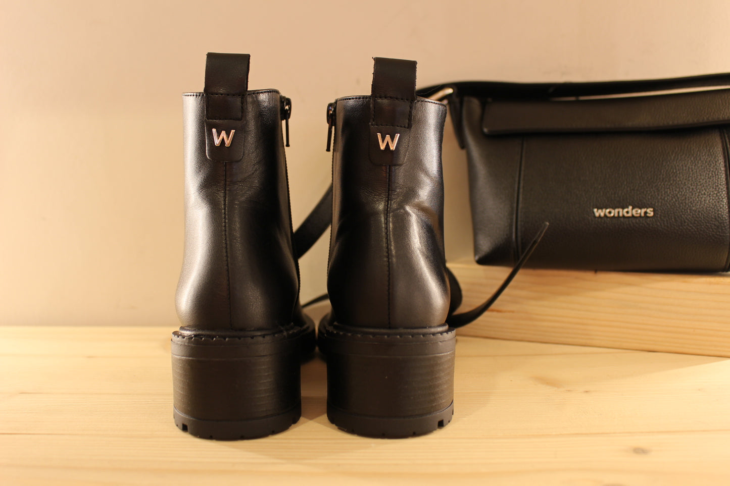 Bottines WONDERS en cuir de couleur noir. Zip du côté interne. Tige de 14 cm. Chaussures doublées cuir et semelle interne à mémoire de forme.