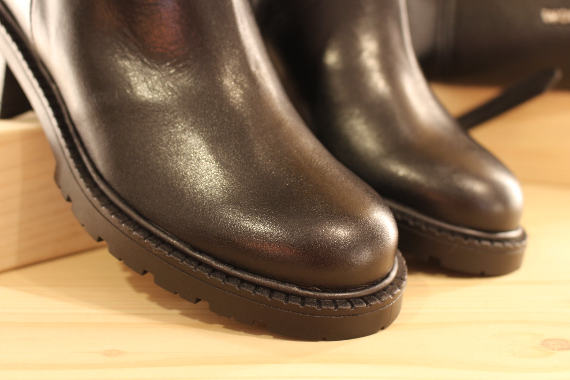 Bottines WONDERS en cuir de couleur noir. Zip du côté interne. Tige de 14 cm. Chaussures doublées cuir et semelle interne à mémoire de forme.