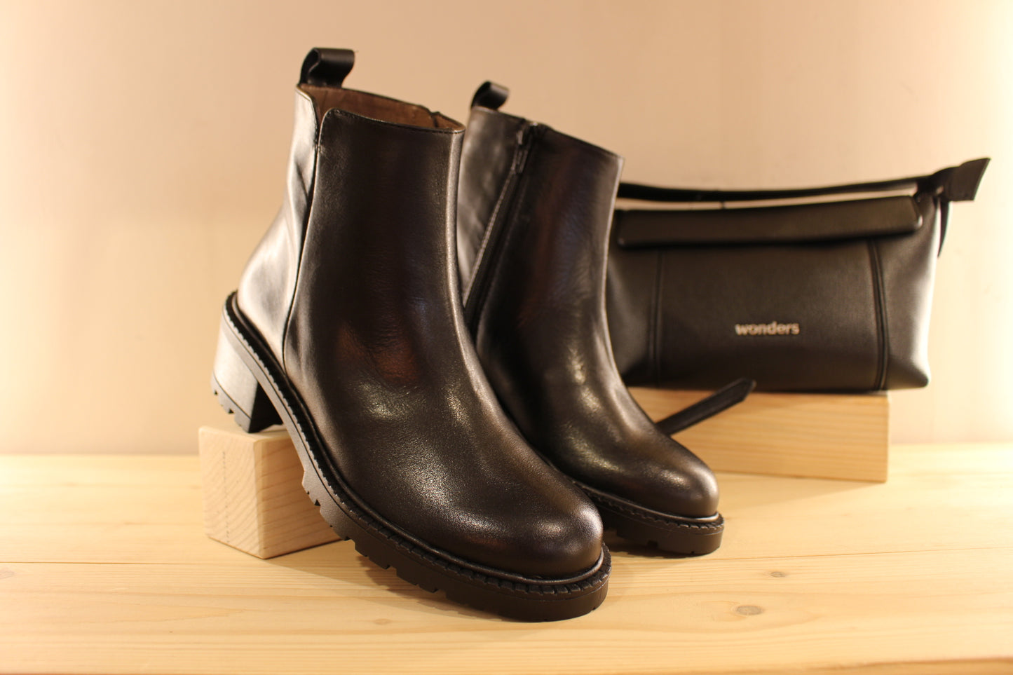 Bottines WONDERS en cuir de couleur noir. Zip du côté interne. Tige de 14 cm. Chaussures doublées cuir et semelle interne à mémoire de forme.