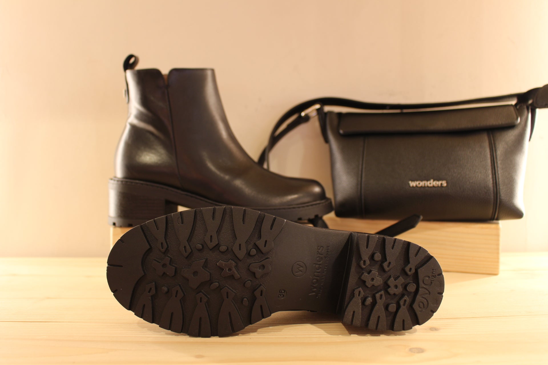 Bottines WONDERS en cuir de couleur noir. Zip du côté interne. Tige de 14 cm. Chaussures doublées cuir et semelle interne à mémoire de forme.