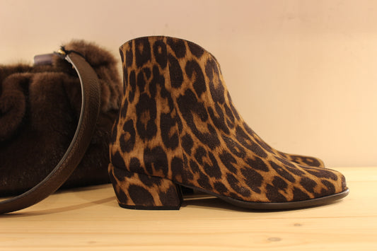 Bottines WONDERS en cuir velours imprimé léopard. Zip du côté interne. Tige de 15 cm