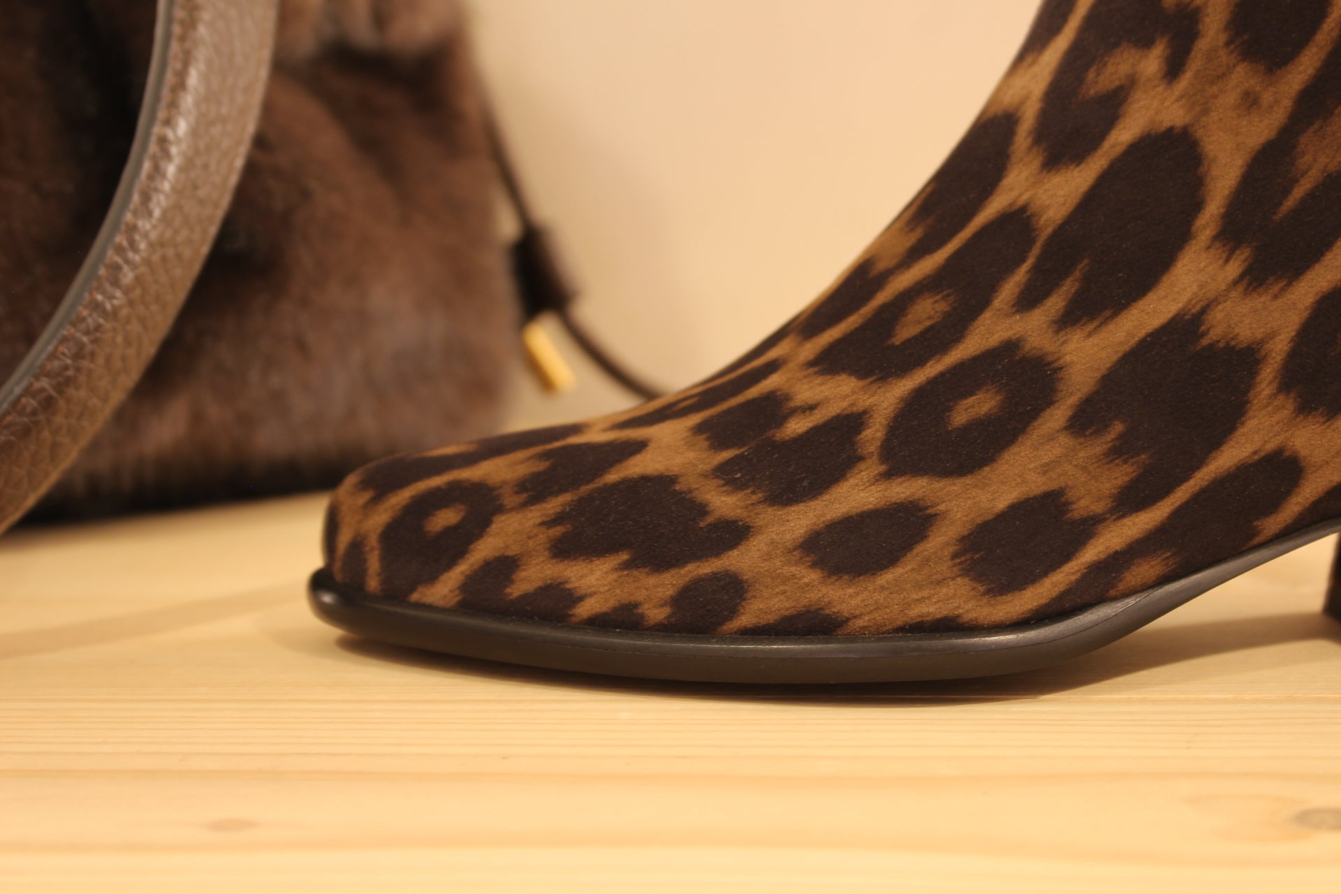 Bottines WONDERS en cuir velours imprimé léopard. Zip du côté interne. Tige de 15 cm