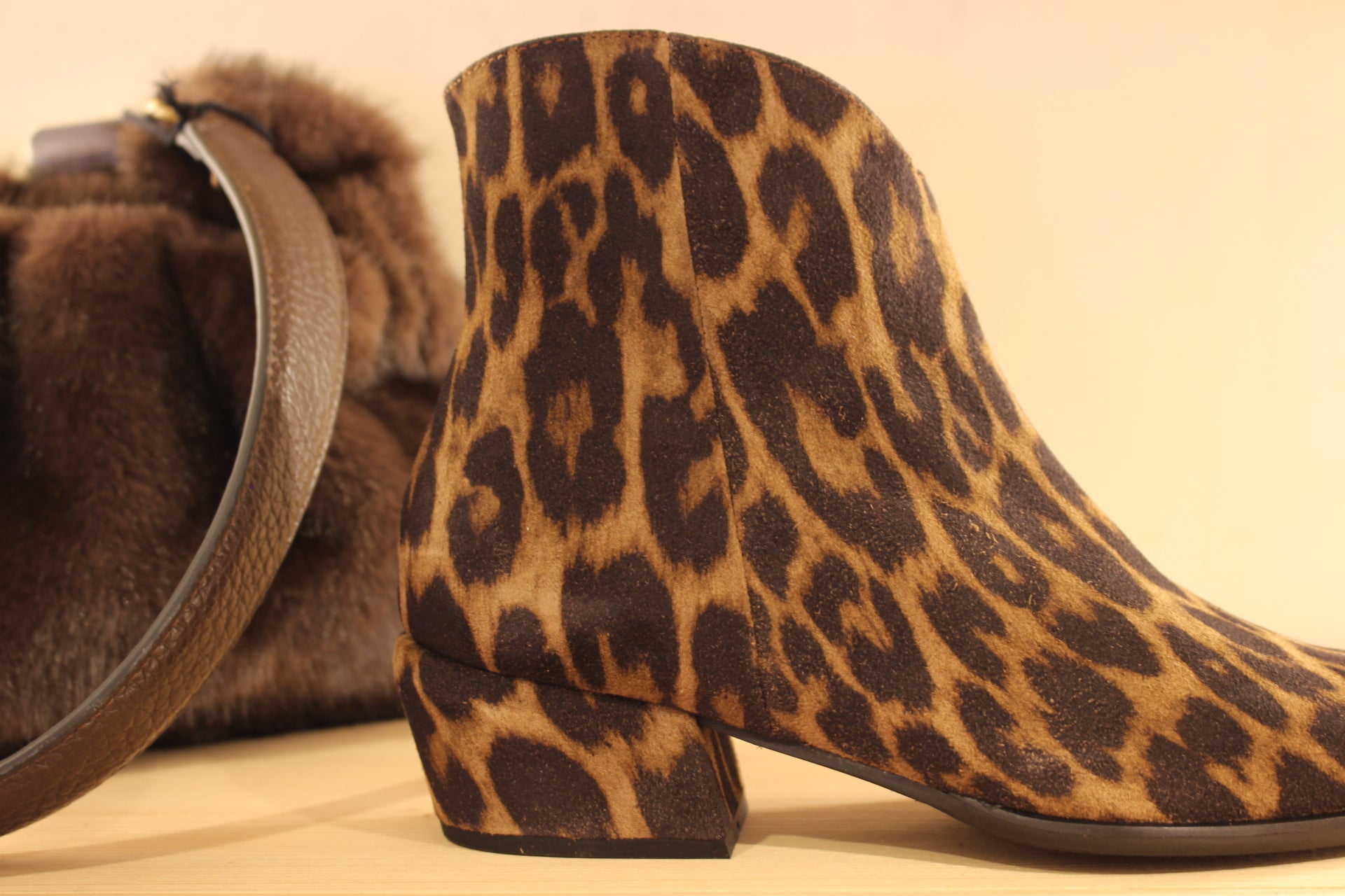 Bottines WONDERS en cuir velours imprimé léopard. Zip du côté interne. Tige de 15 cm