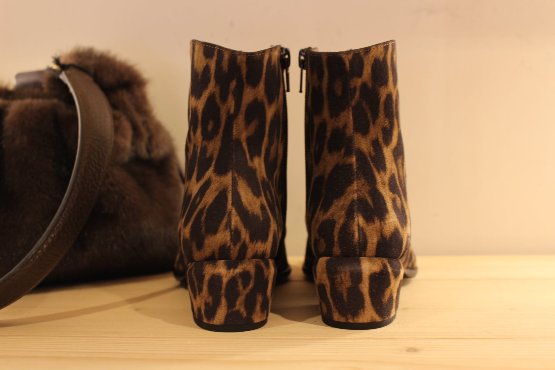 Bottines WONDERS en cuir velours imprimé léopard. Zip du côté interne. Tige de 15 cm