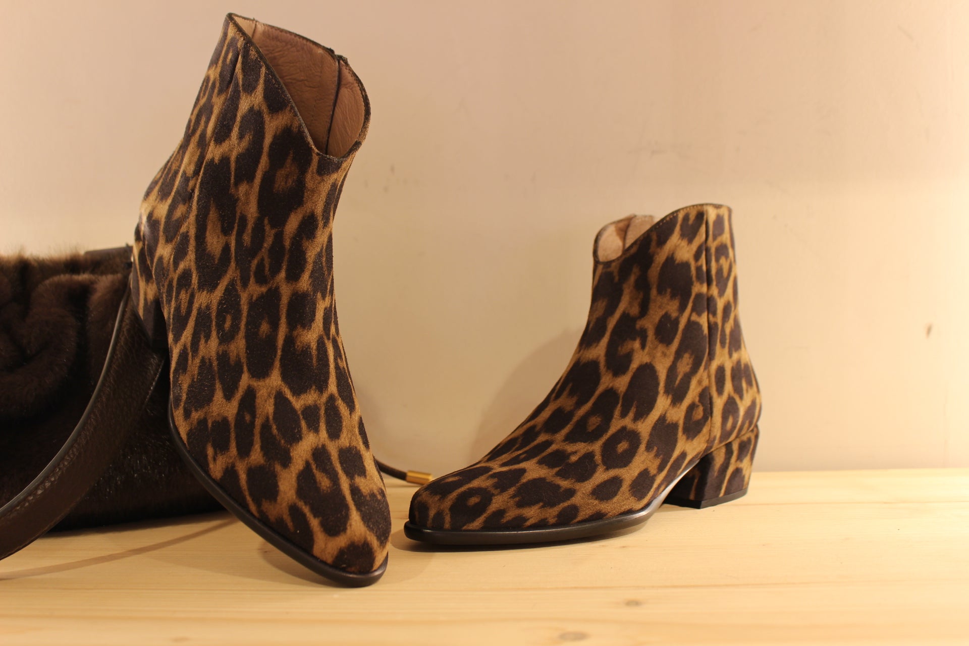 Bottines WONDERS en cuir velours imprimé léopard. Zip du côté interne. Tige de 15 cm
