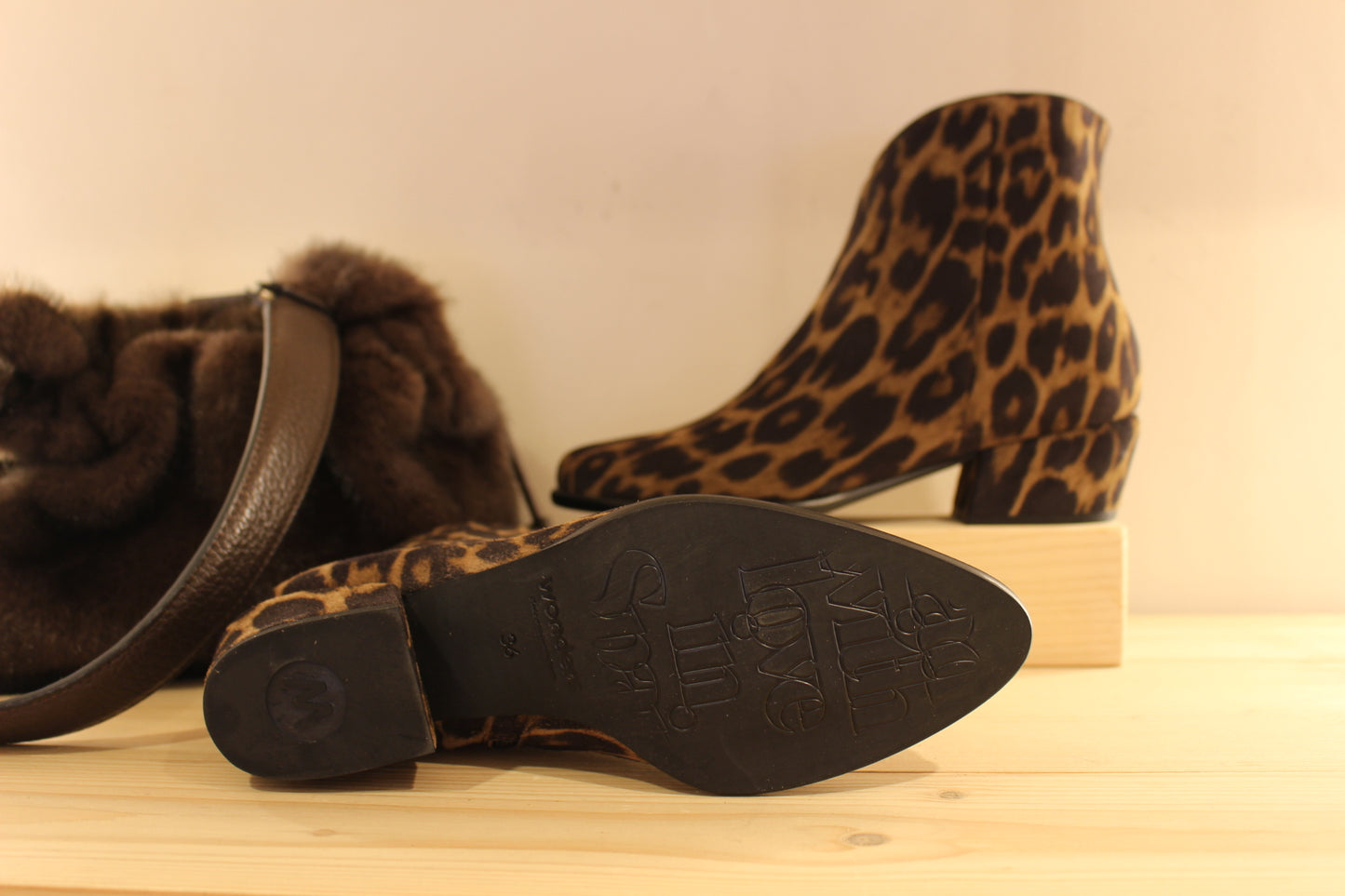 Bottines WONDERS en cuir velours imprimé léopard. Zip du côté interne. Tige de 15 cm