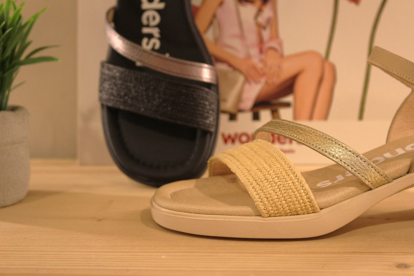 Chaussures WONDERS D-2304. Fabrication espagnole. Sandales en cuir noir et métallisé argenté ou de couleur beige et métallisé or. 