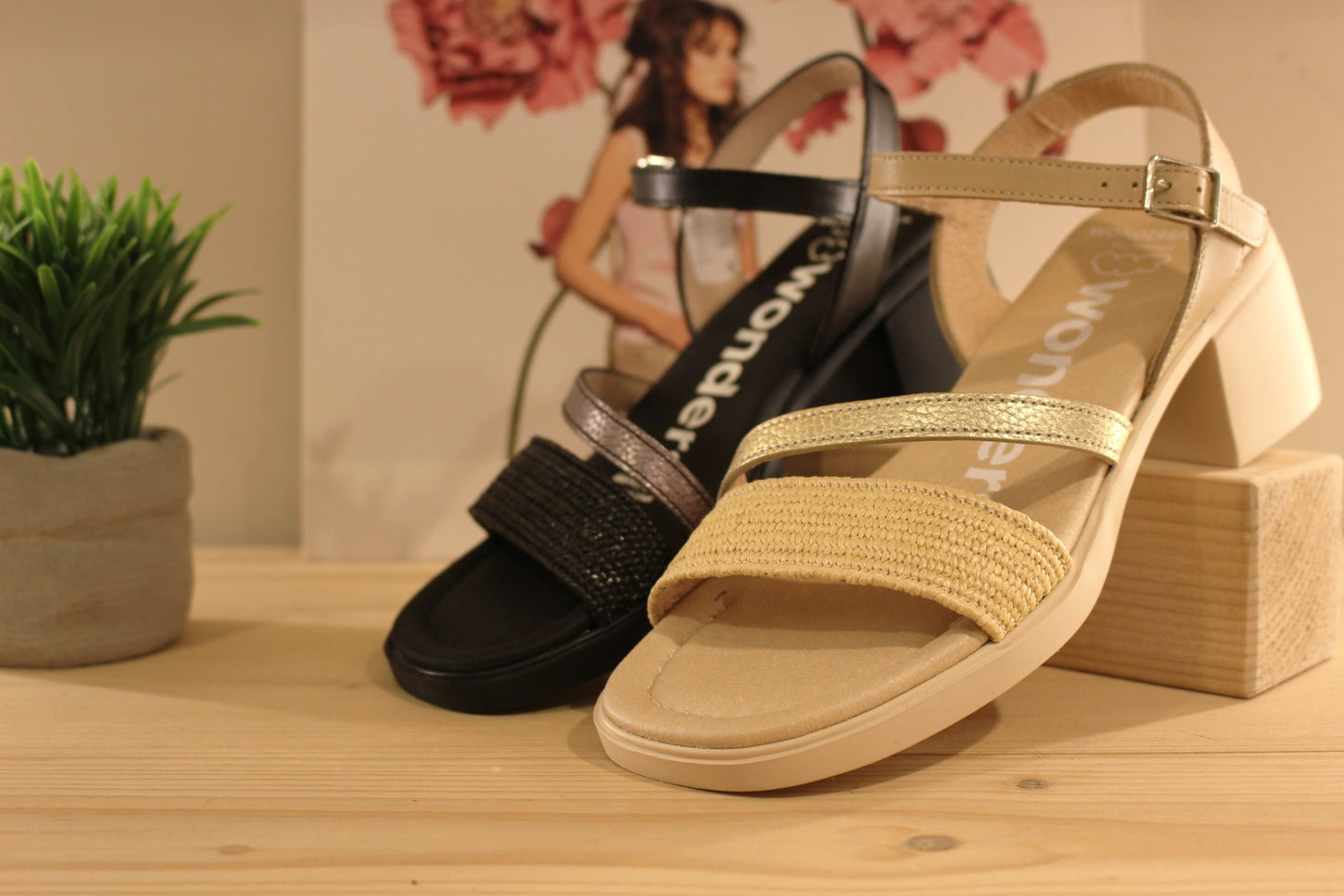Chaussures WONDERS D-2304. Fabrication espagnole. Sandales en cuir noir et métallisé argenté ou de couleur beige et métallisé or. 