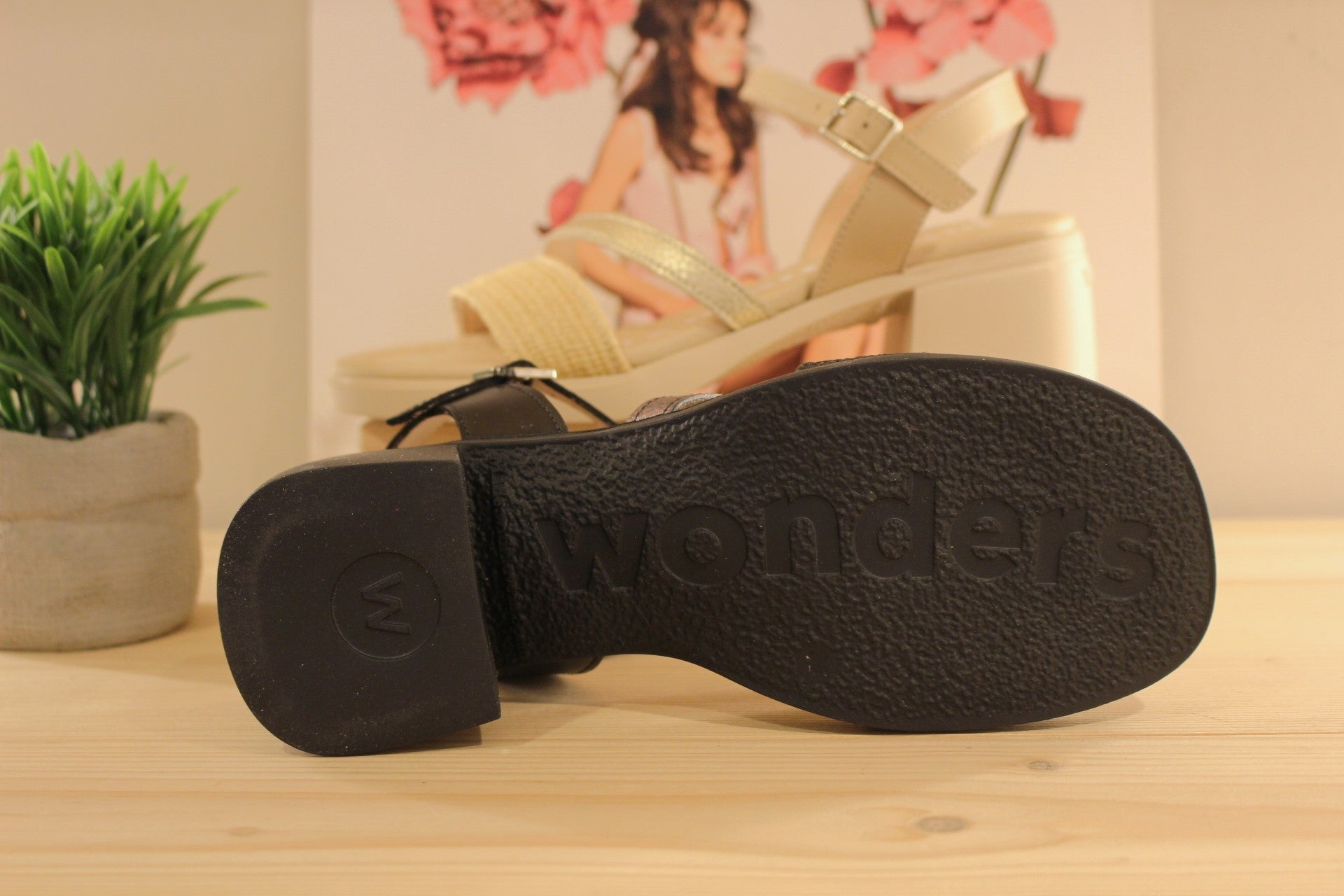 Chaussures WONDERS D-2304. Fabrication espagnole. Sandales en cuir noir et métallisé argenté ou de couleur beige et métallisé or. 