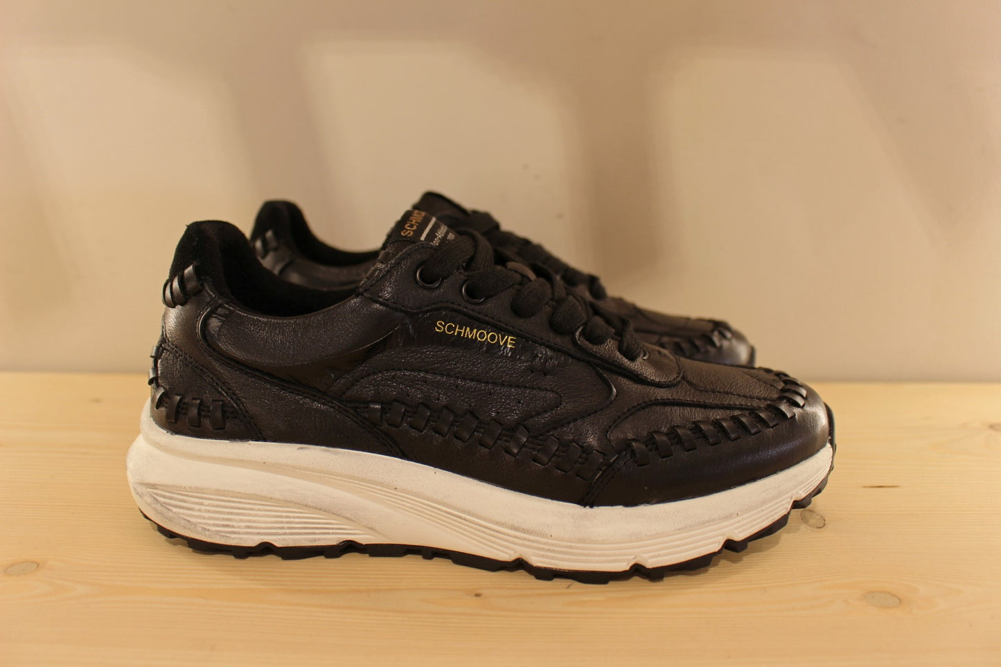 Basket SCHMOOVE en cuir de couleur noir. Serrage lacet coton ton sur ton. Chaussure doublée mèche