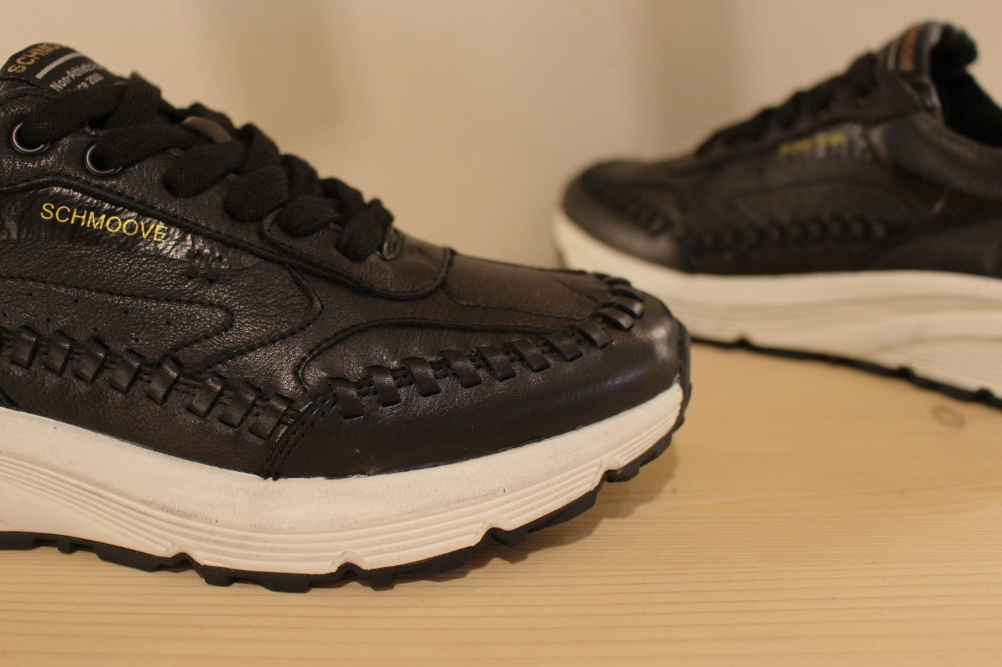 Basket SCHMOOVE en cuir de couleur noir. Serrage lacet coton ton sur ton. Chaussure doublée mèche