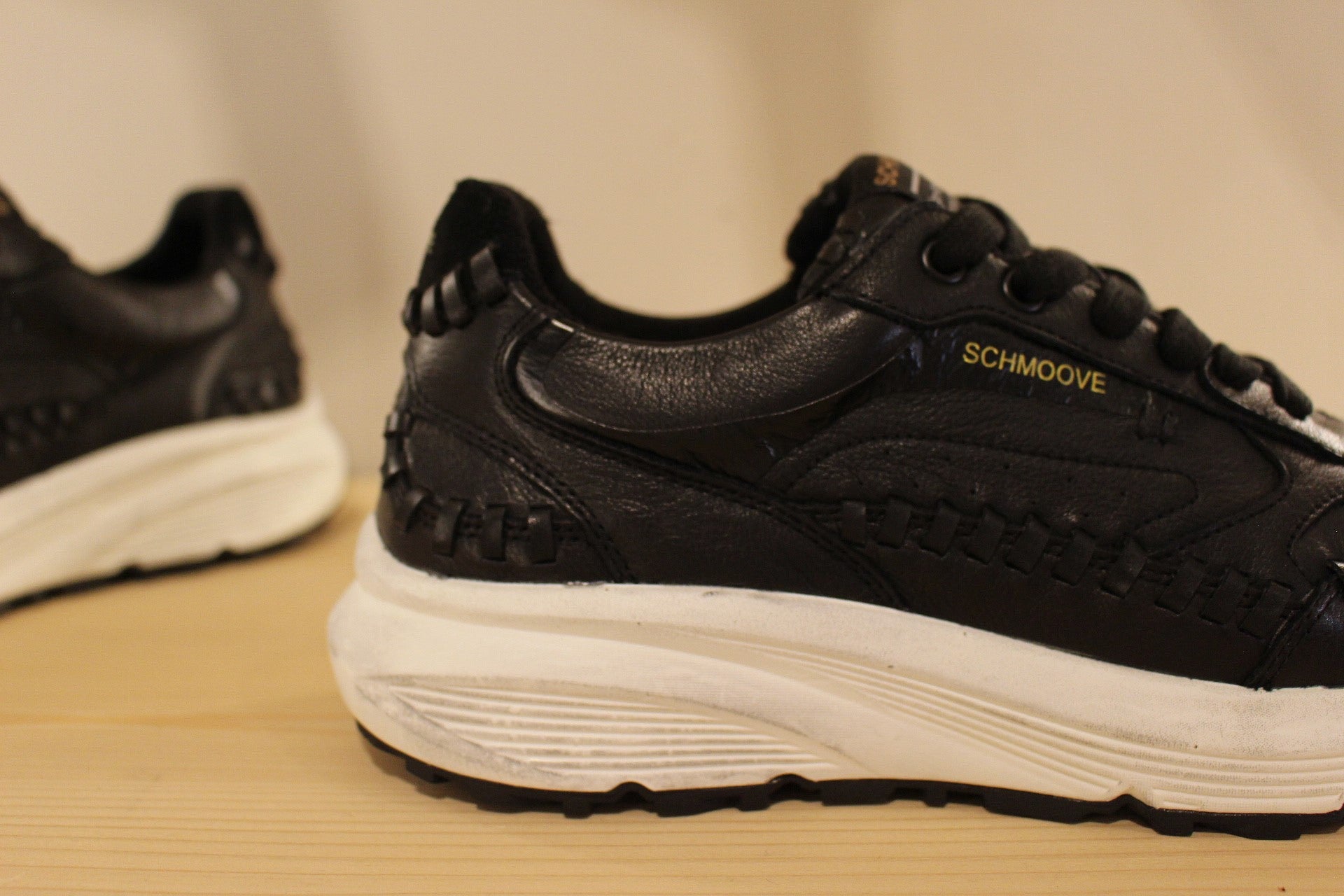 Basket SCHMOOVE en cuir de couleur noir. Serrage lacet coton ton sur ton. Chaussure doublée mèche