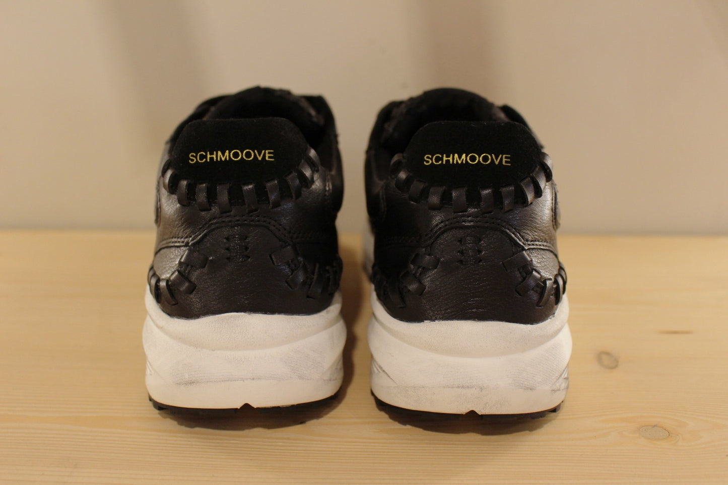 Basket SCHMOOVE en cuir de couleur noir. Serrage lacet coton ton sur ton. Chaussure doublée mèche
