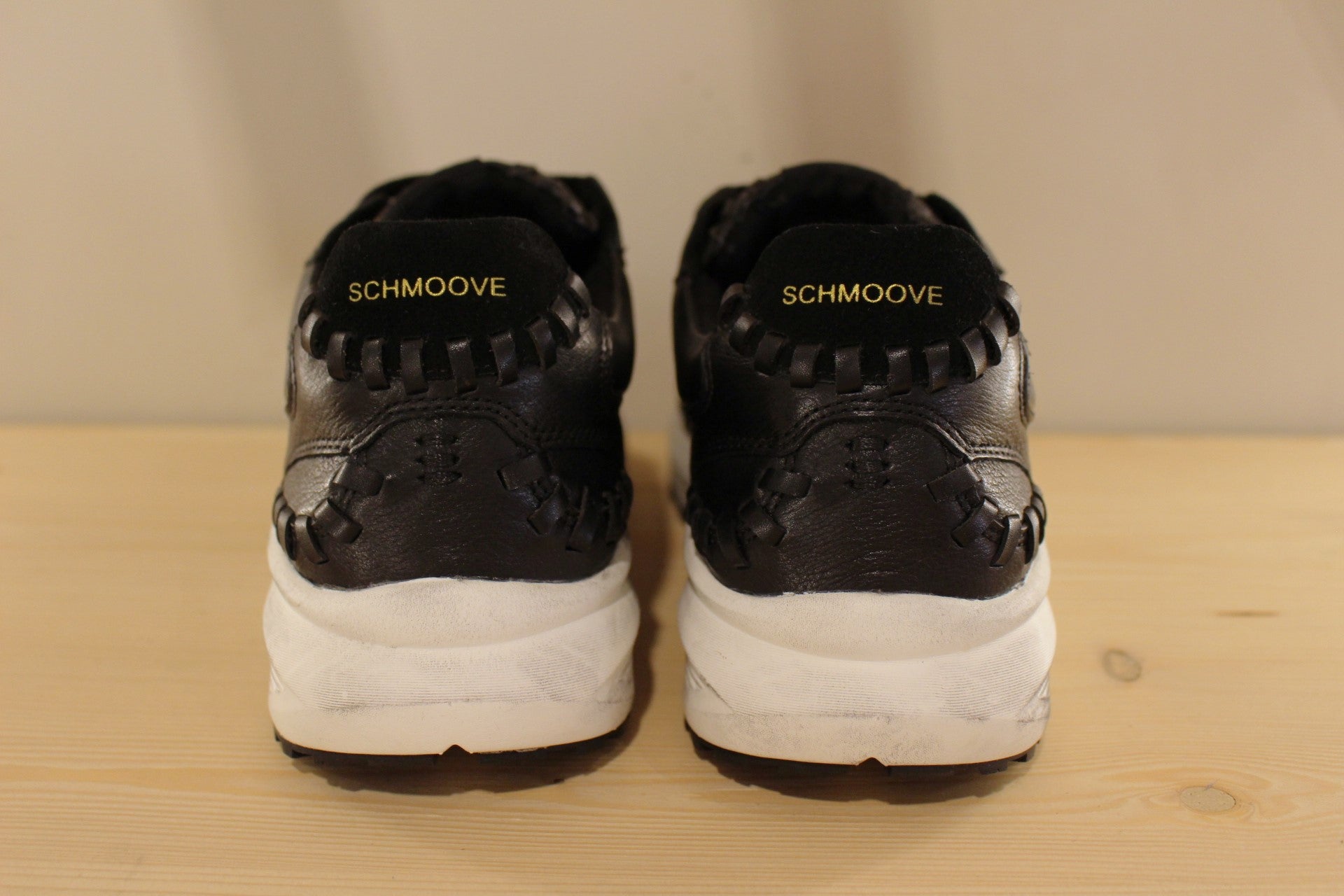 Basket SCHMOOVE en cuir de couleur noir. Serrage lacet coton ton sur ton. Chaussure doublée mèche