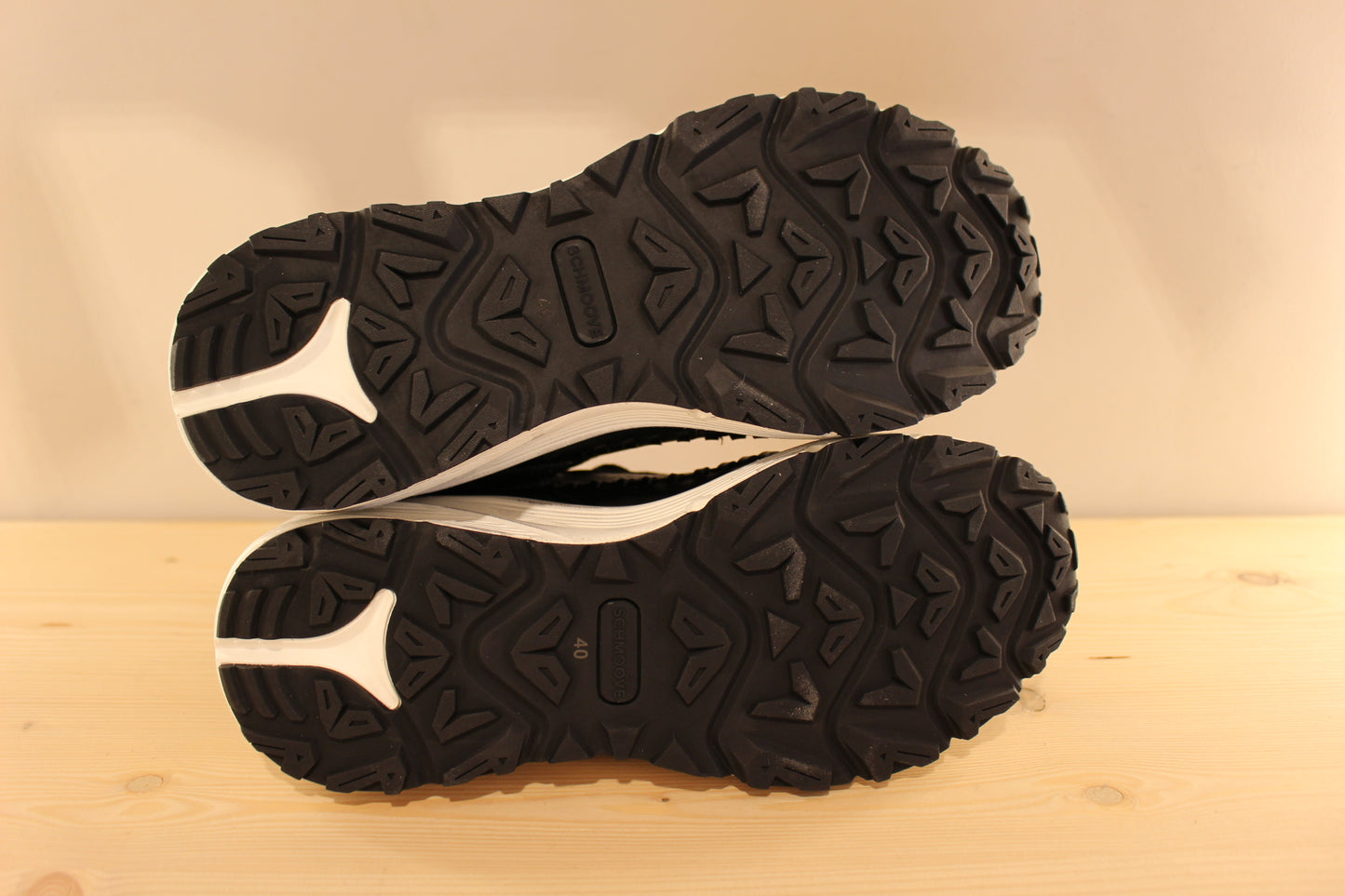 Basket SCHMOOVE en cuir de couleur noir. Serrage lacet coton ton sur ton. Chaussure doublée mèche
