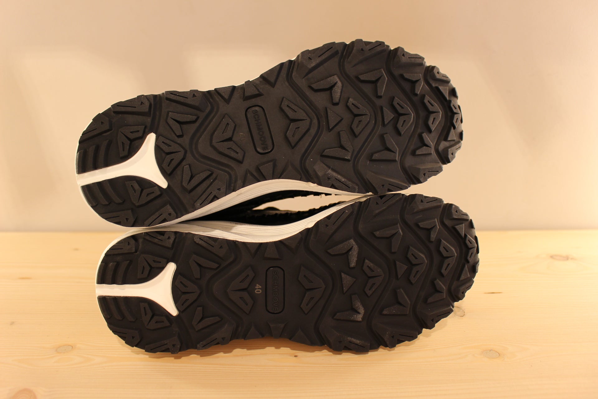 Basket SCHMOOVE en cuir de couleur noir. Serrage lacet coton ton sur ton. Chaussure doublée mèche